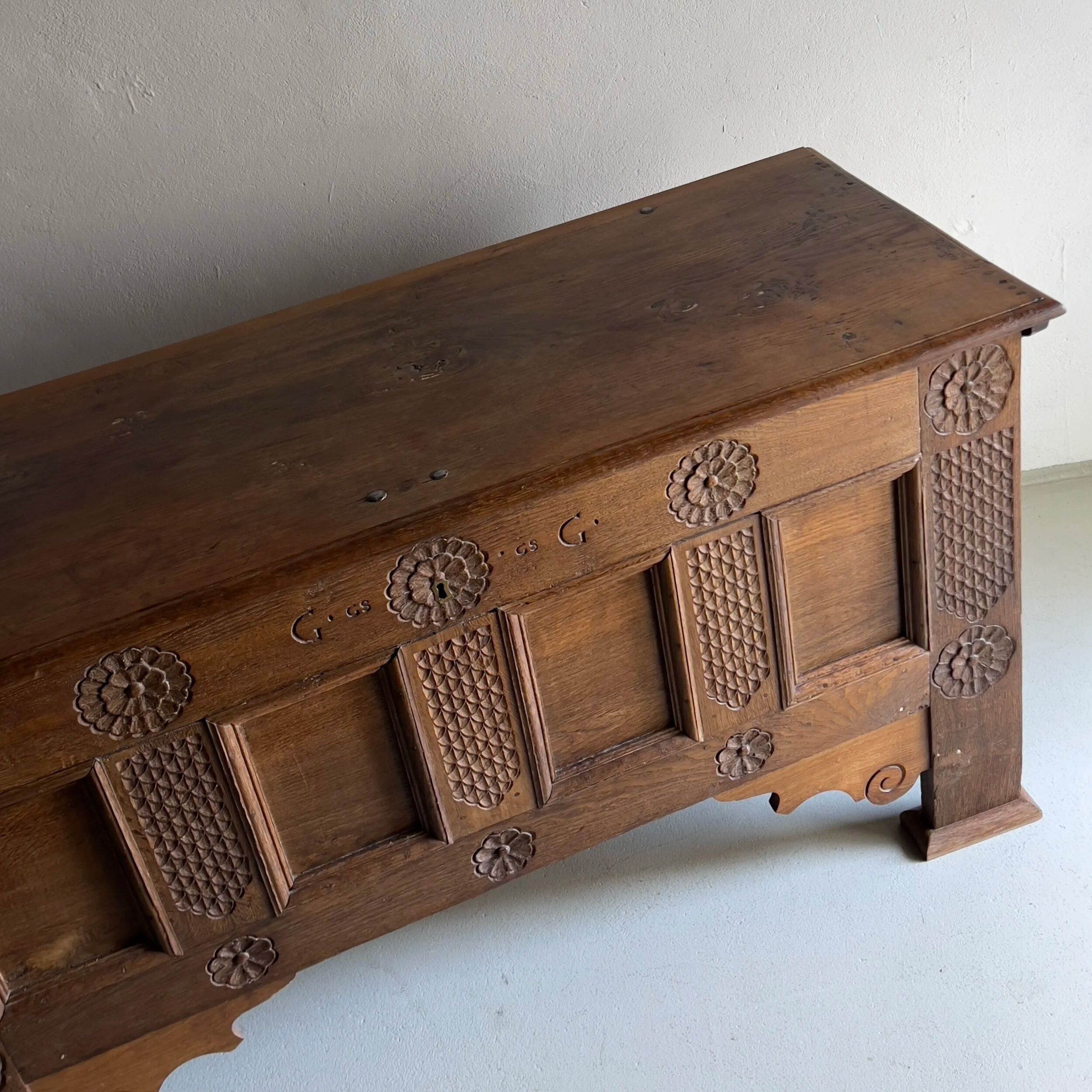 Carved oak chest sideboard, 18th century