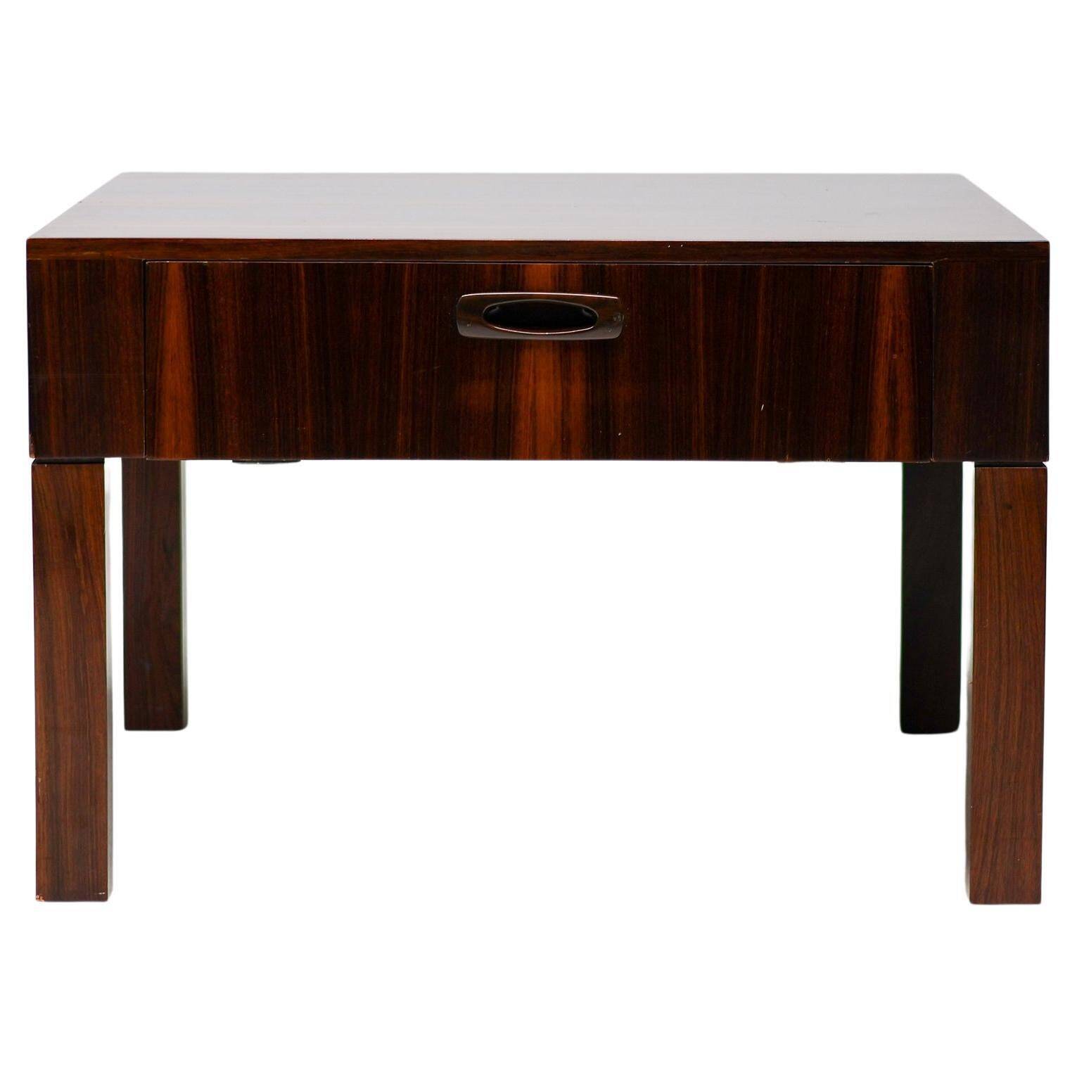 Ensemble de cinq tables d'appoint modernes en palissandre danois.