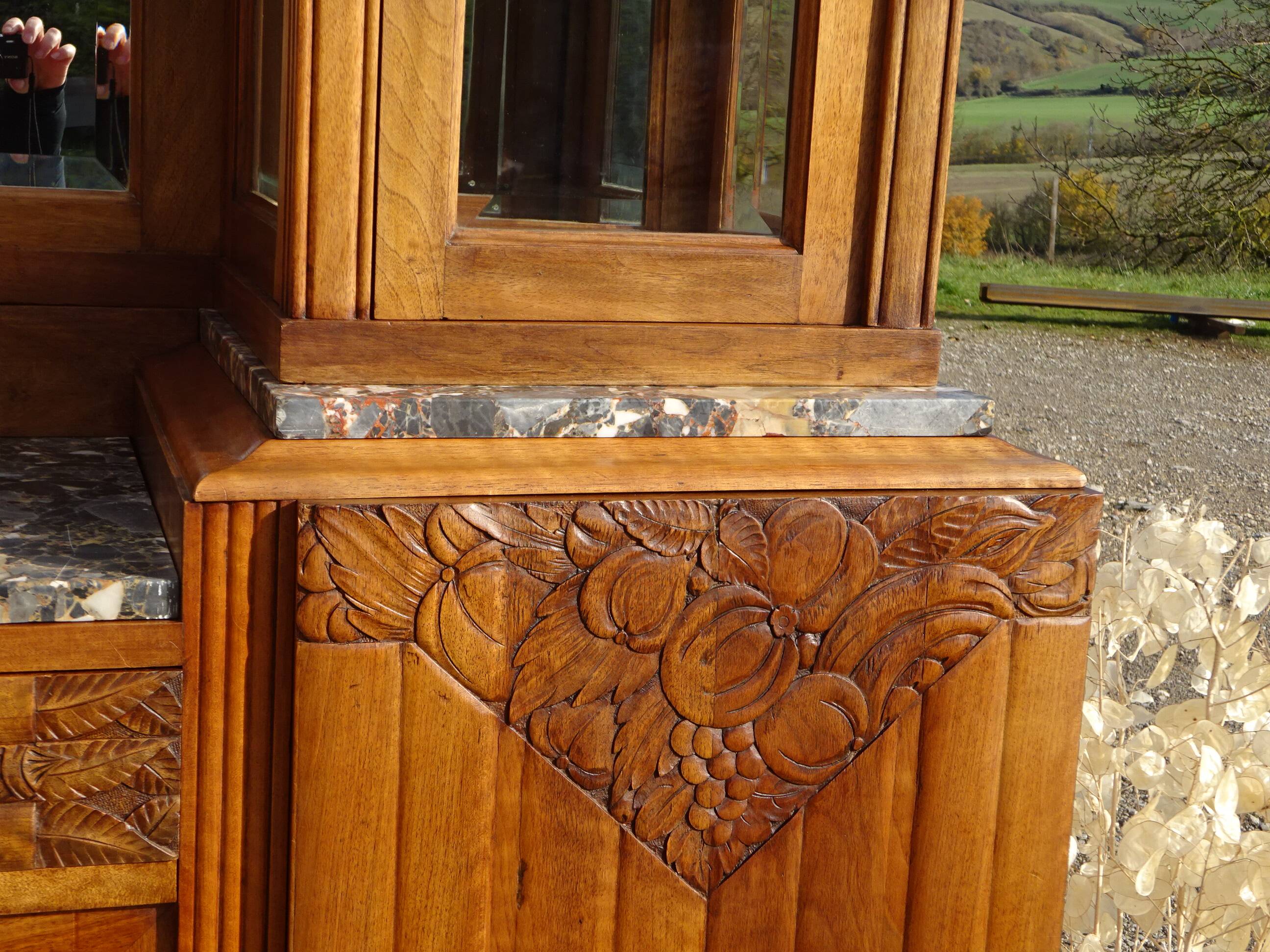 Buffet Art Déco en noyer avec marbres et guérites