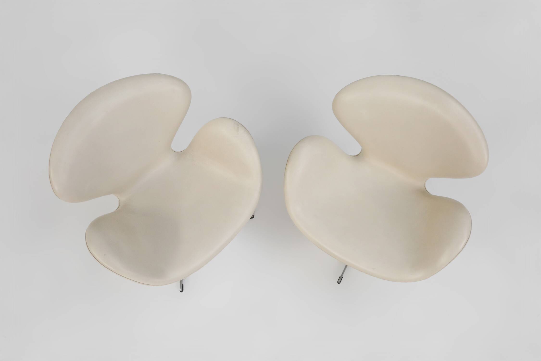 Set of two leather Swan chairs by Arne Jacobsen for Fritz Hansen