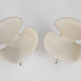 Set of two leather Swan chairs by Arne Jacobsen for Fritz Hansen