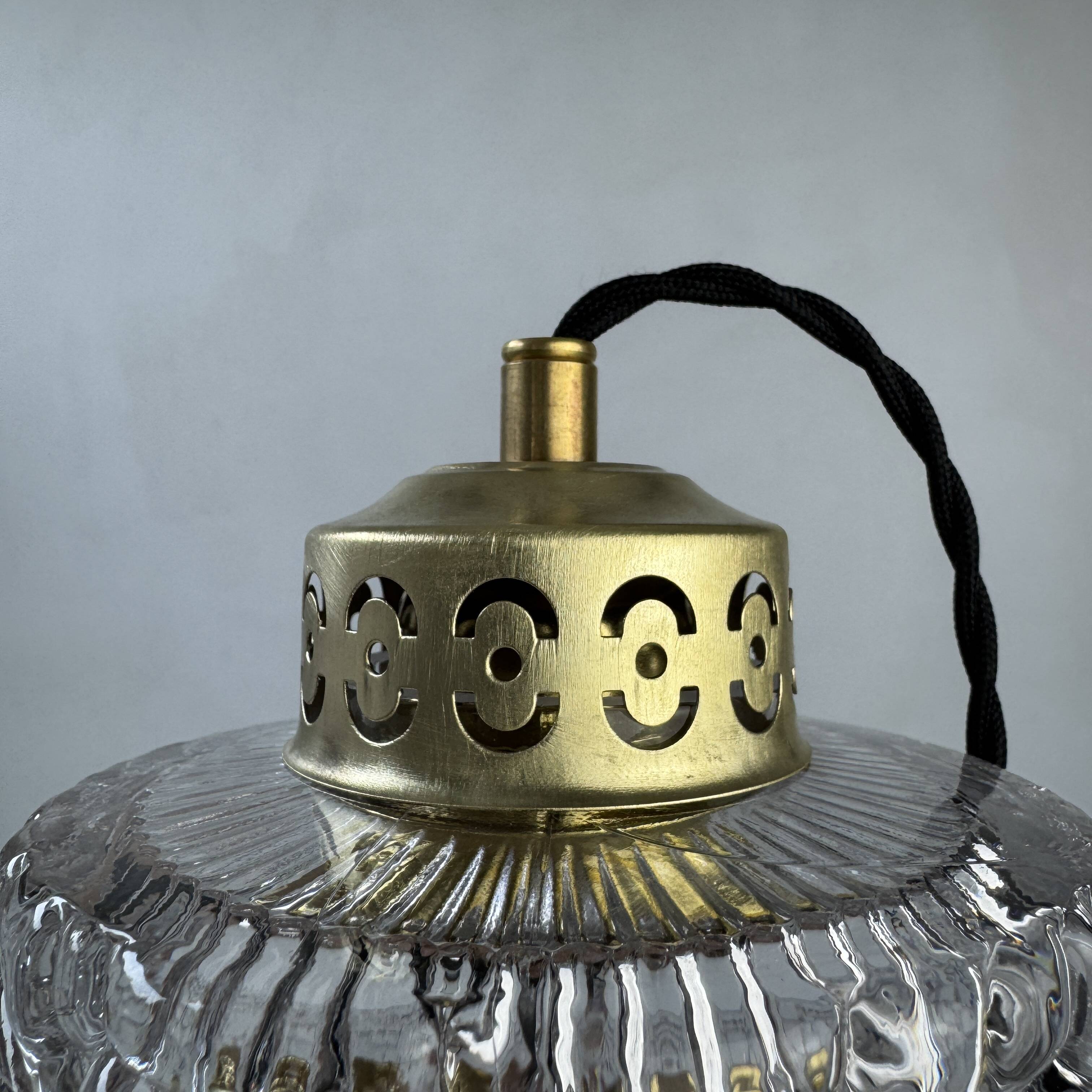 Paire d’anciennes suspensions en verre vintage