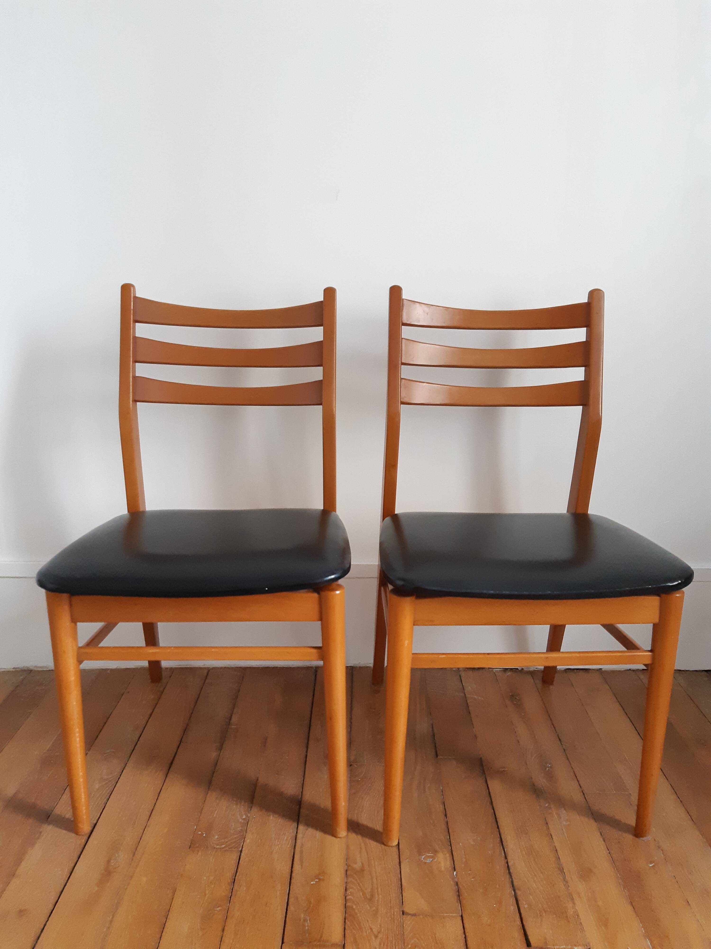 Set of 2 wooden chairs and skai