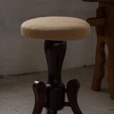 Adjustable Victorian-style piano stool with a jute fabric seat, early 20th century.