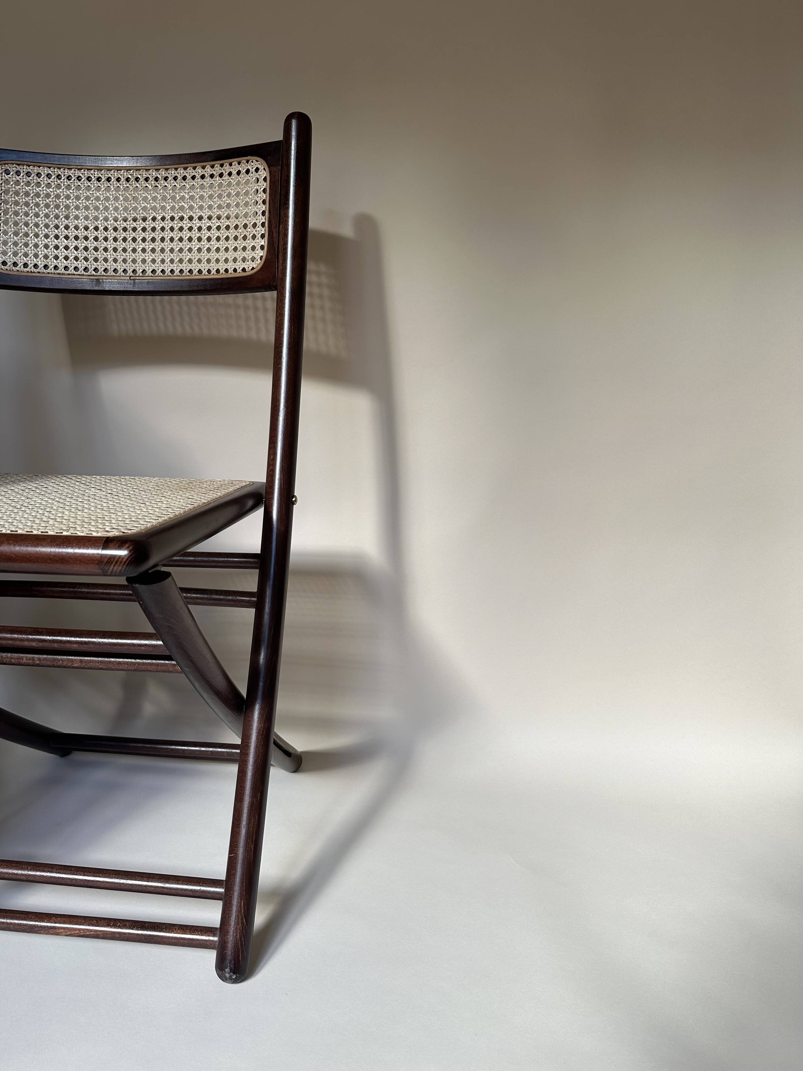 Set de quatre chaises pliantes en bois et cannage