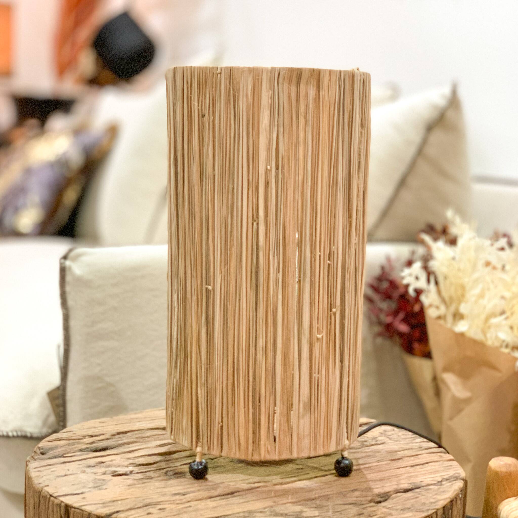 Cylindrical lamp in natural raffia