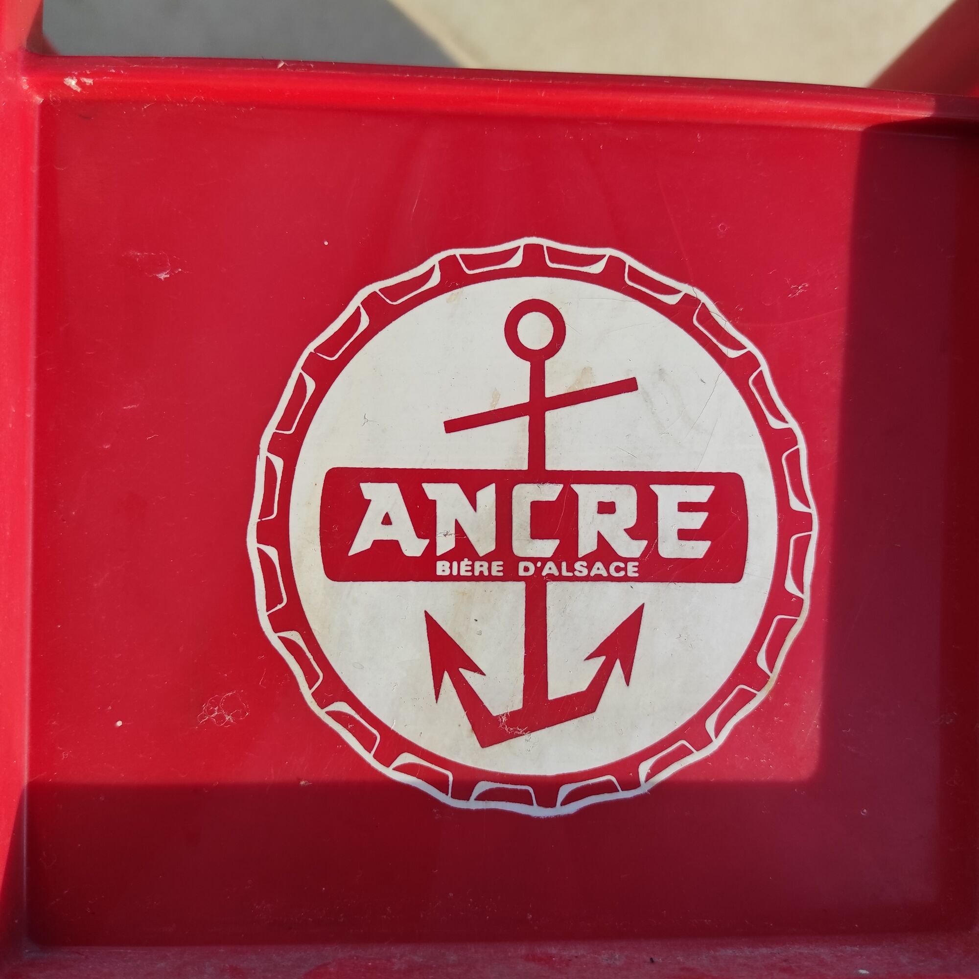 red plastic vintage locker for 35 bottles of 25 cl ANCRE beer