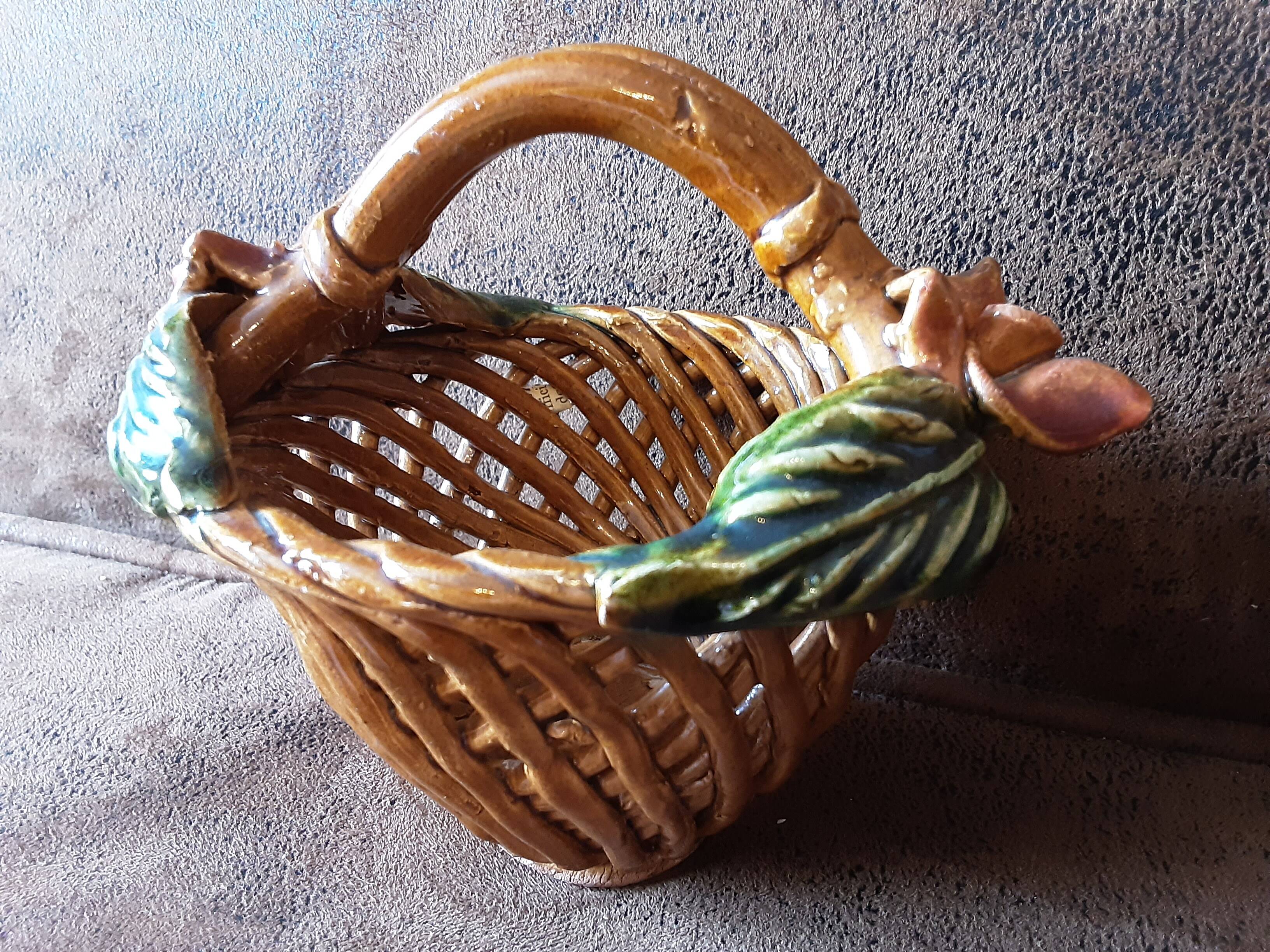 Small barbotine basket