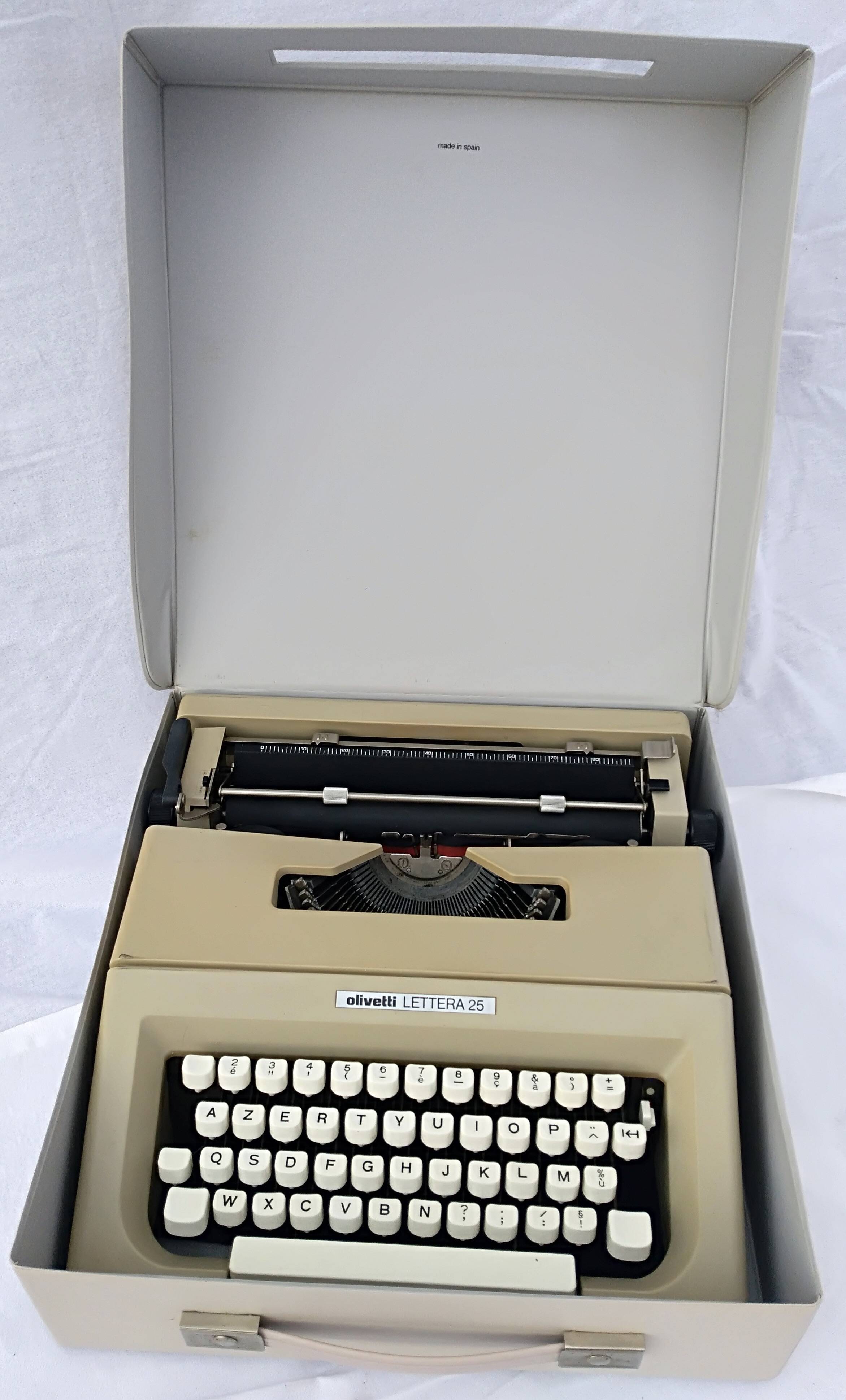 Olivetti lettera 25 typewriter, 1970s, with its carrying case