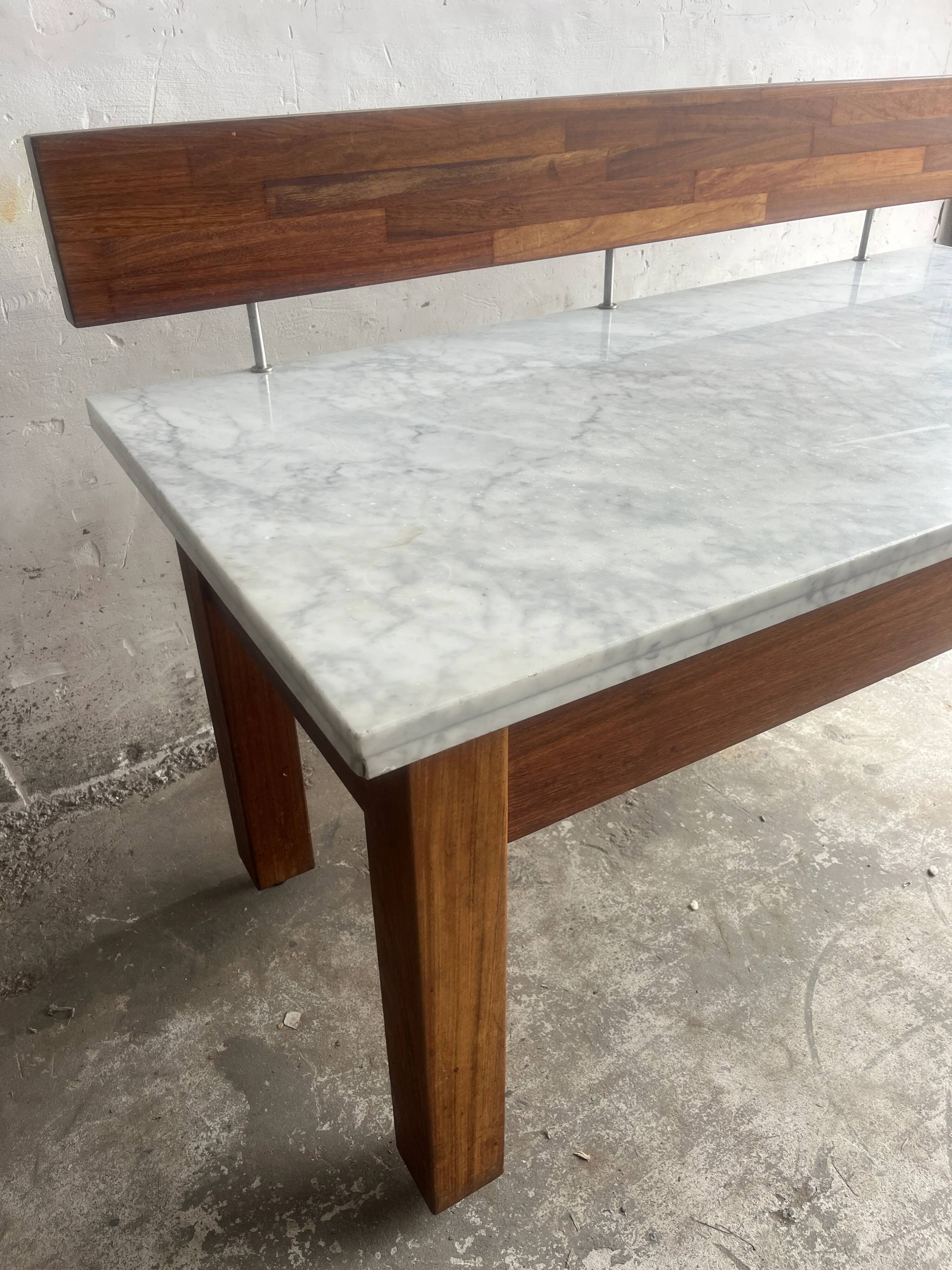 Console postmoderne en marbre avec écran flottant en bois