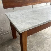 Console postmoderne en marbre avec écran flottant en bois