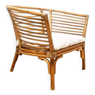 Fauteuil en rotin et coussin en lin blanc