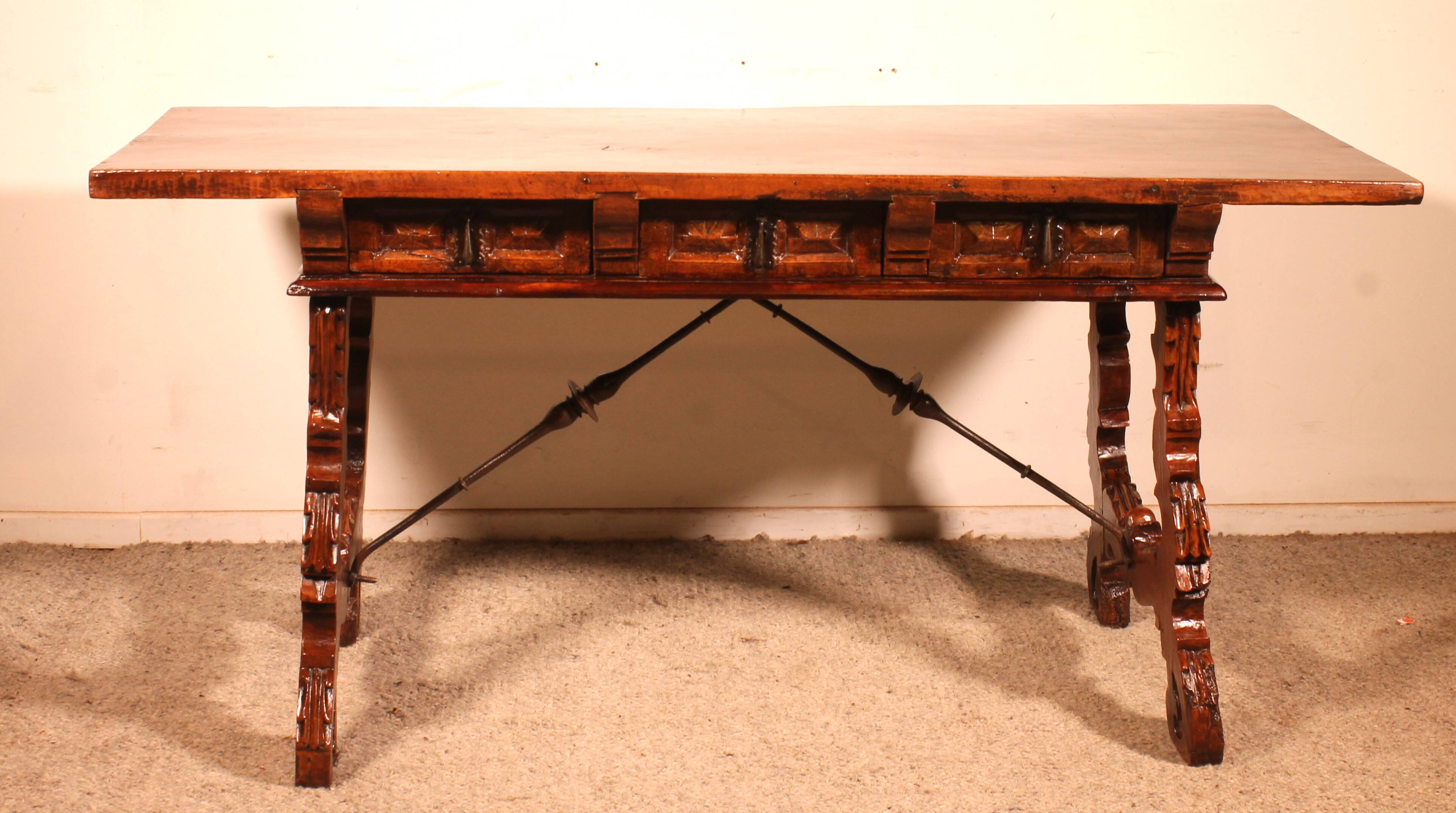 Spanish walnut console - 17th century
