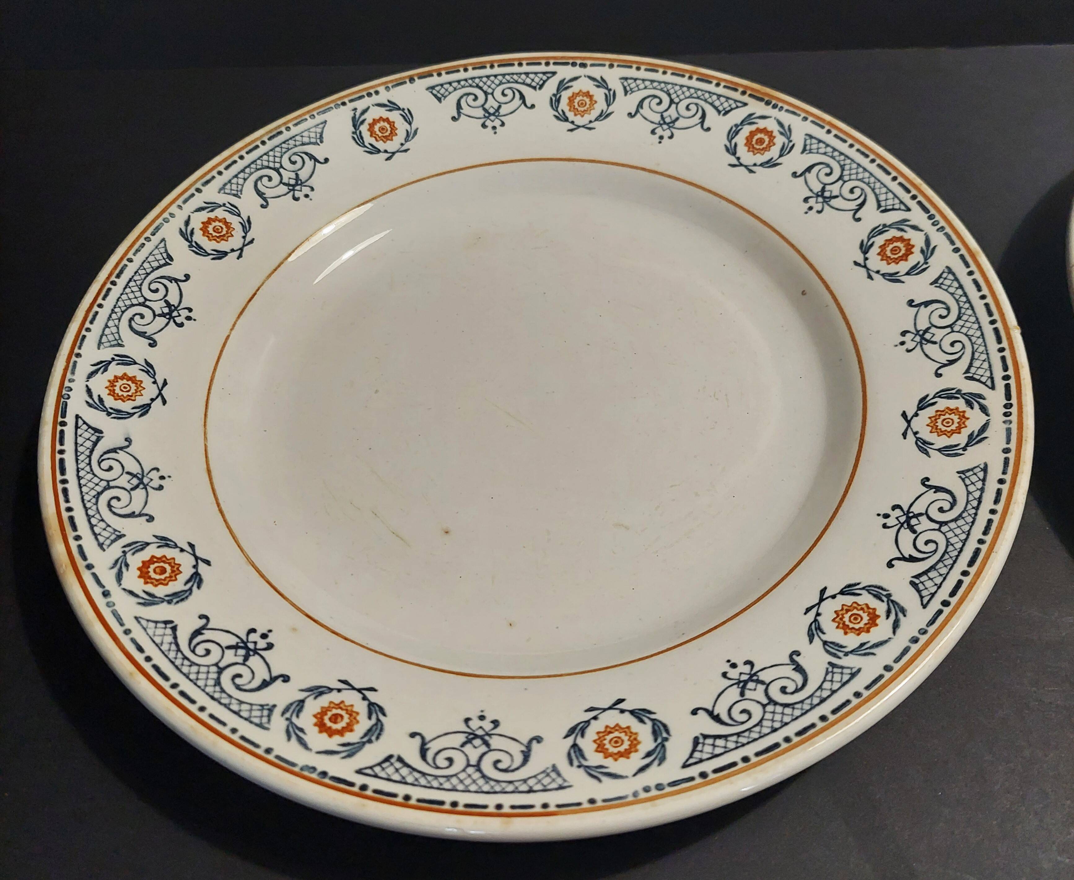 Pair of Saint Amand 20th century earthenware dinner plates