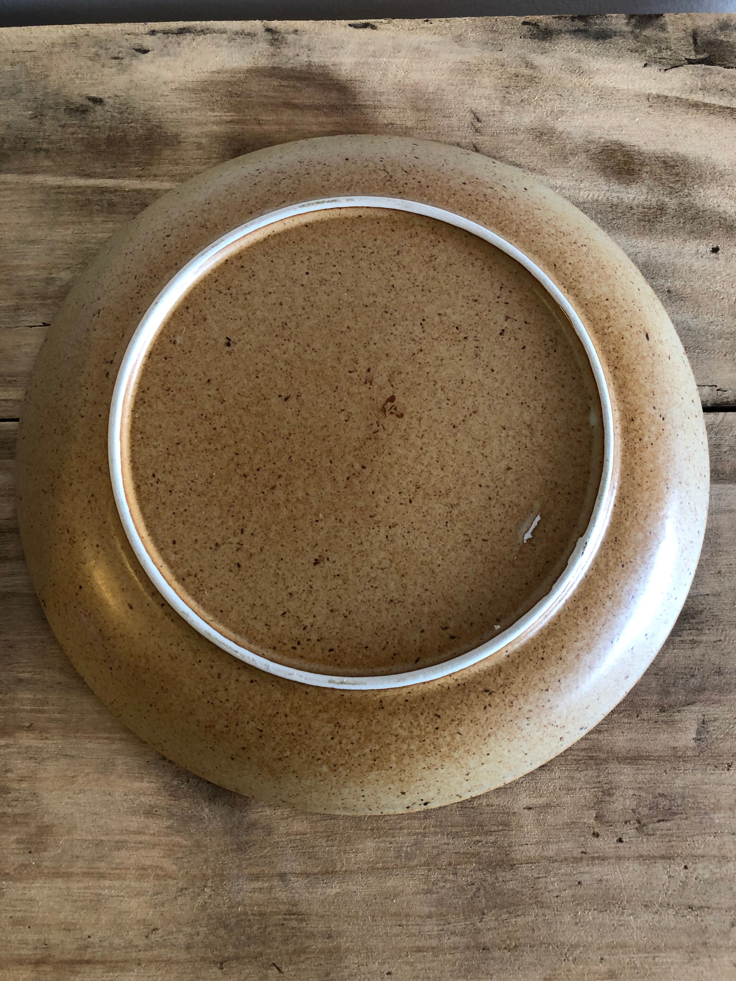 Suite de 12 assiettes plates en grès