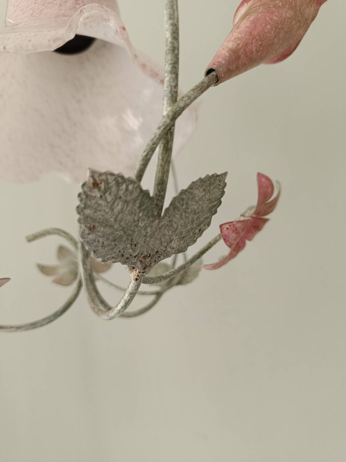 Lustre fer forgé et tulipe verre rose dépoli