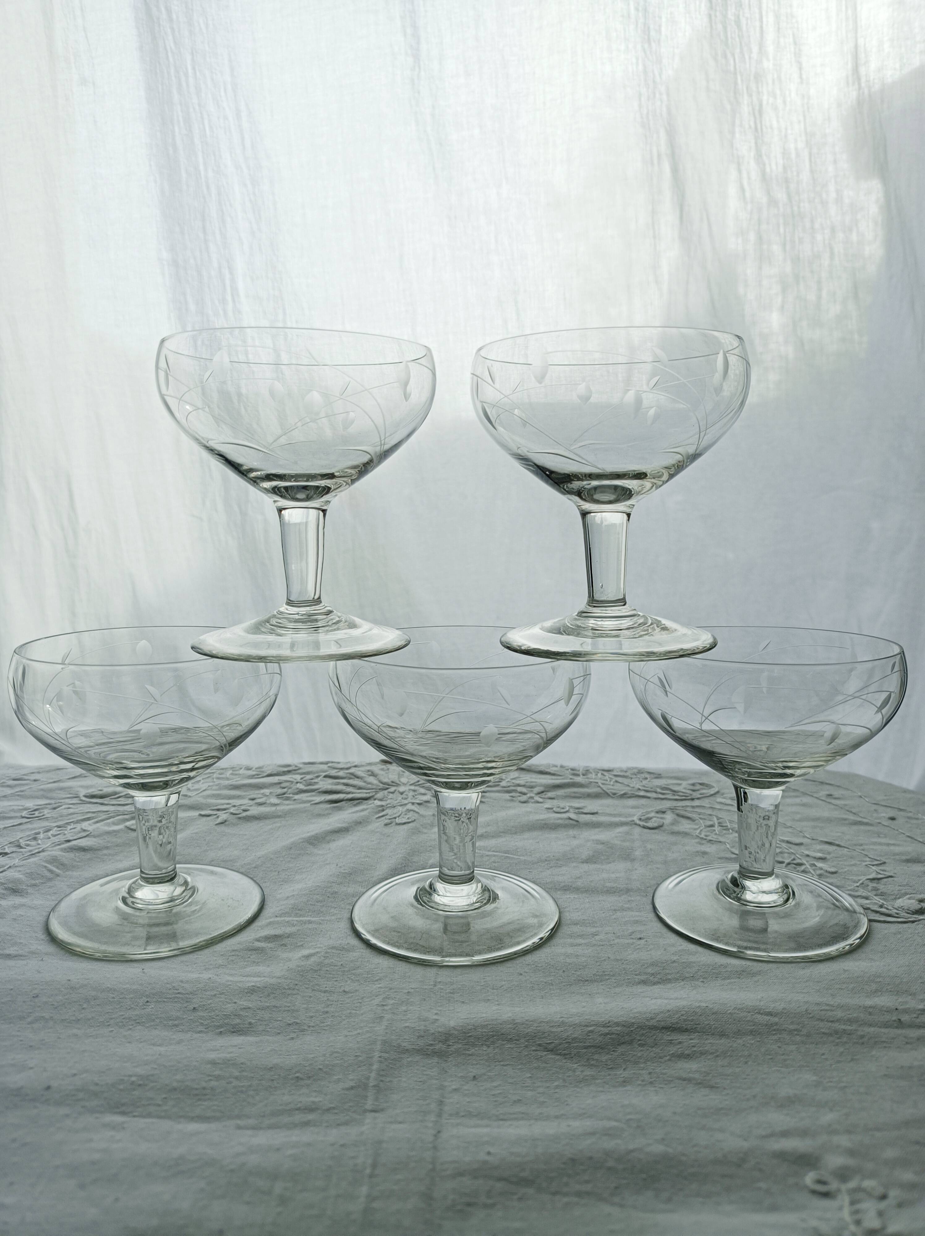 Lot de 5 coupes à champagne en verre gravé feuillage