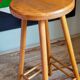 Tabouret de bar en bois blond massif vintage
