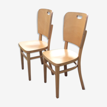 Vintage beech chairs in curved wood and curved backrest.