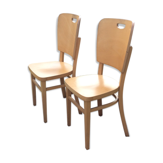 Vintage beech chairs in curved wood and curved backrest.