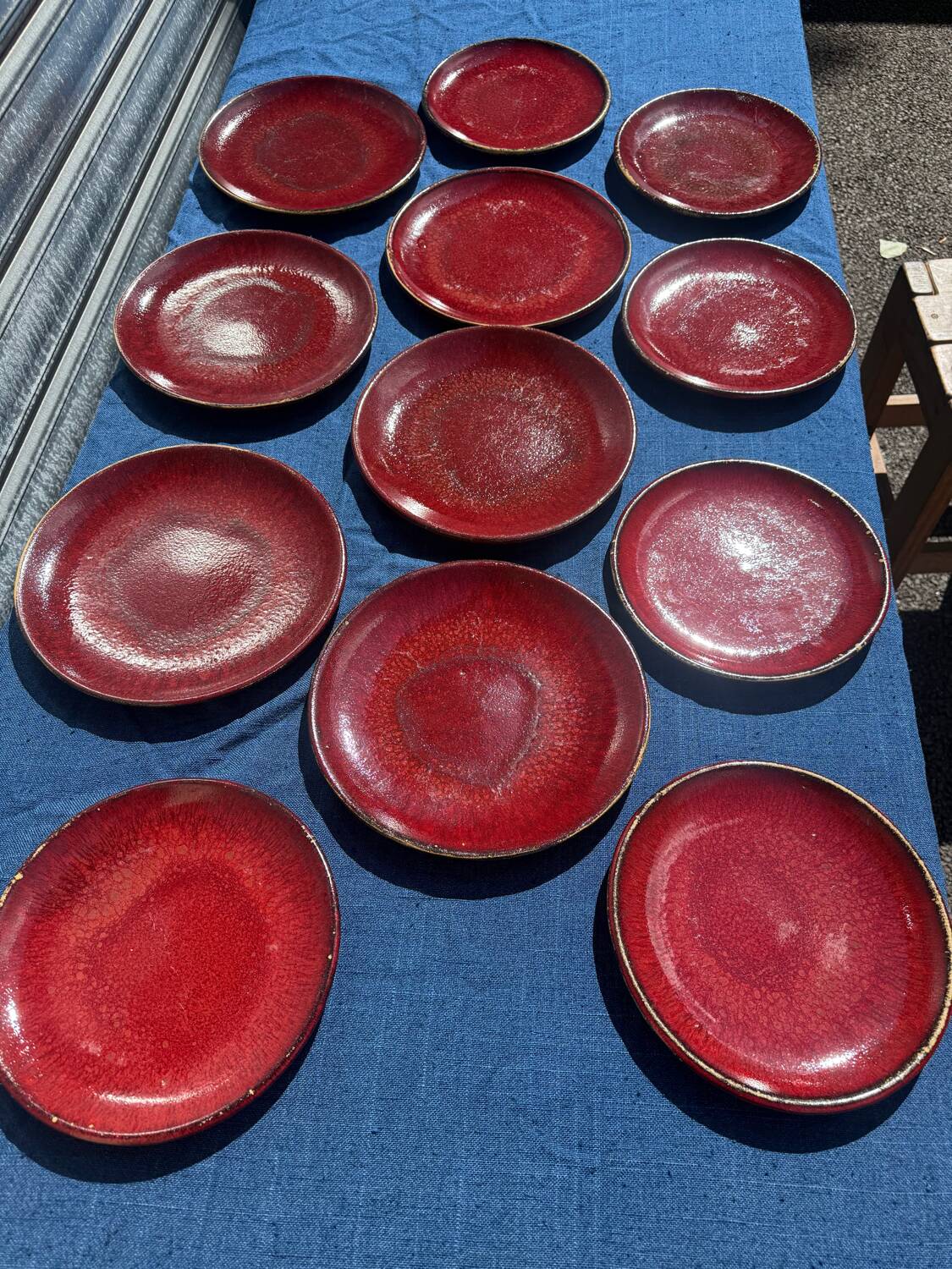 12 Assiettes en céramique sang de bœuf Chinoise des années 1950