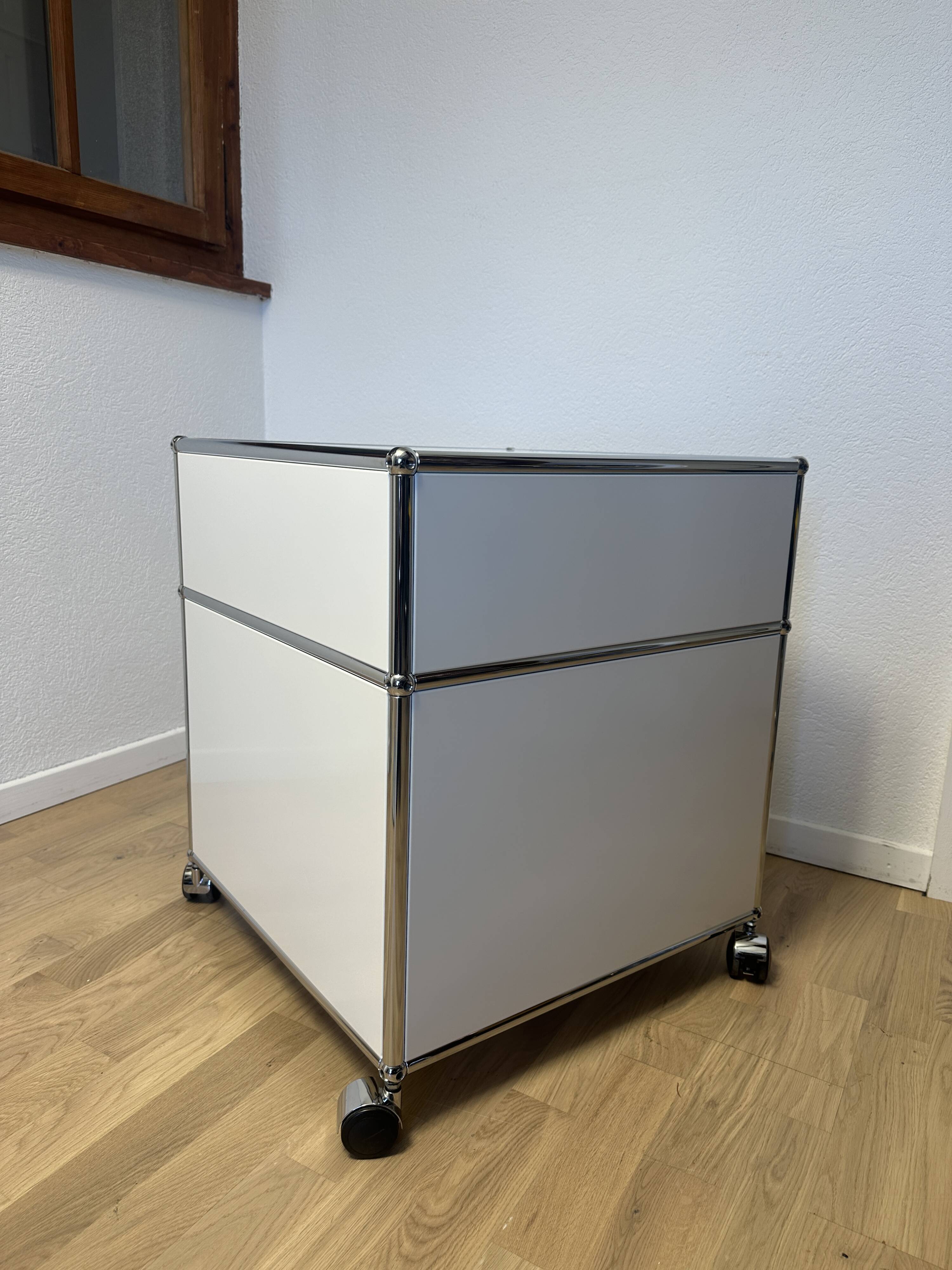 USM Haller low unit in Pure White