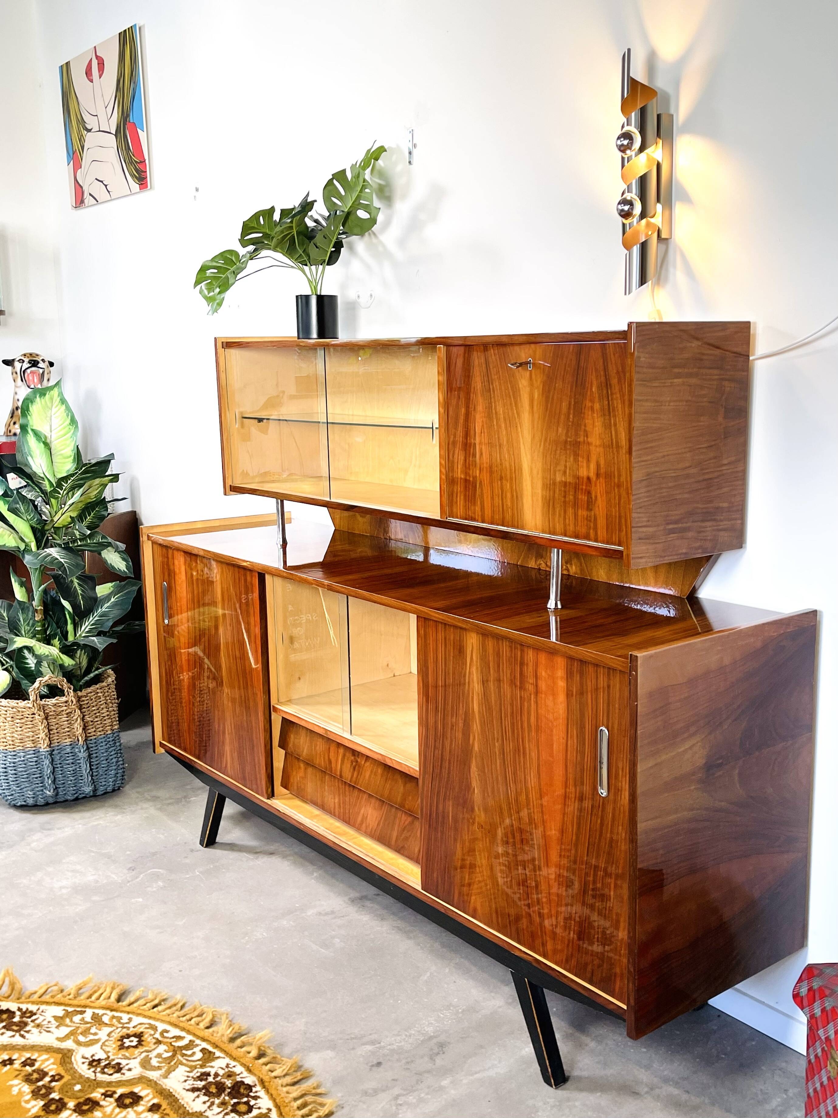 buffet vintage avec un élément supplémentaire