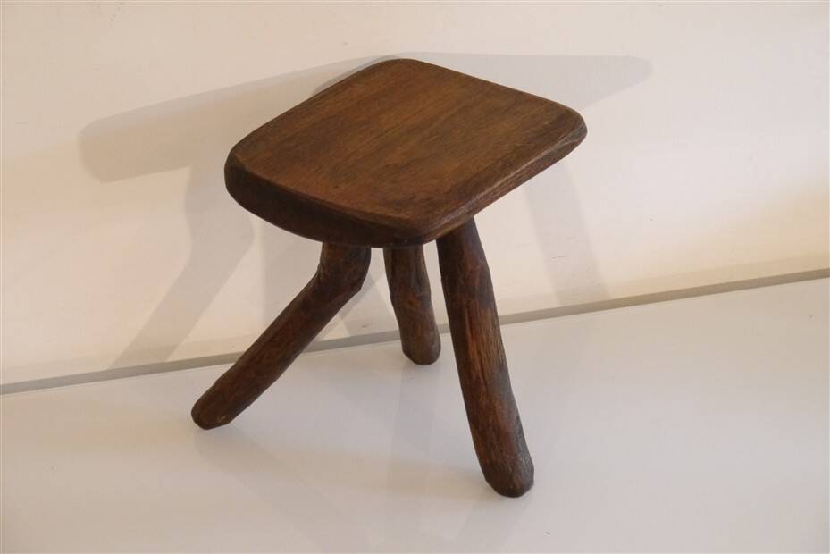 Patinated tripod stool in solid wood from the 1960s.