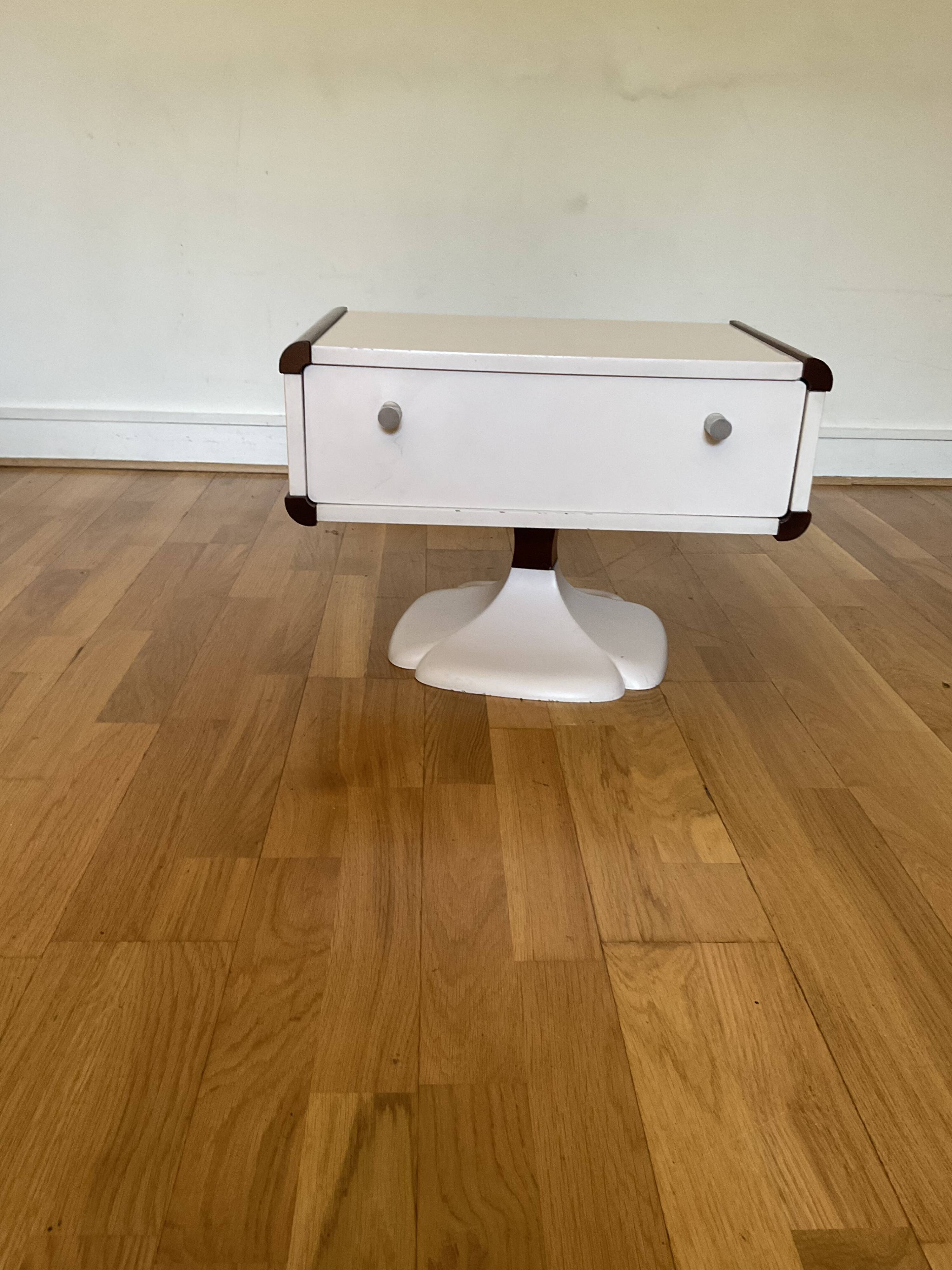 Table appoint pied tulipe