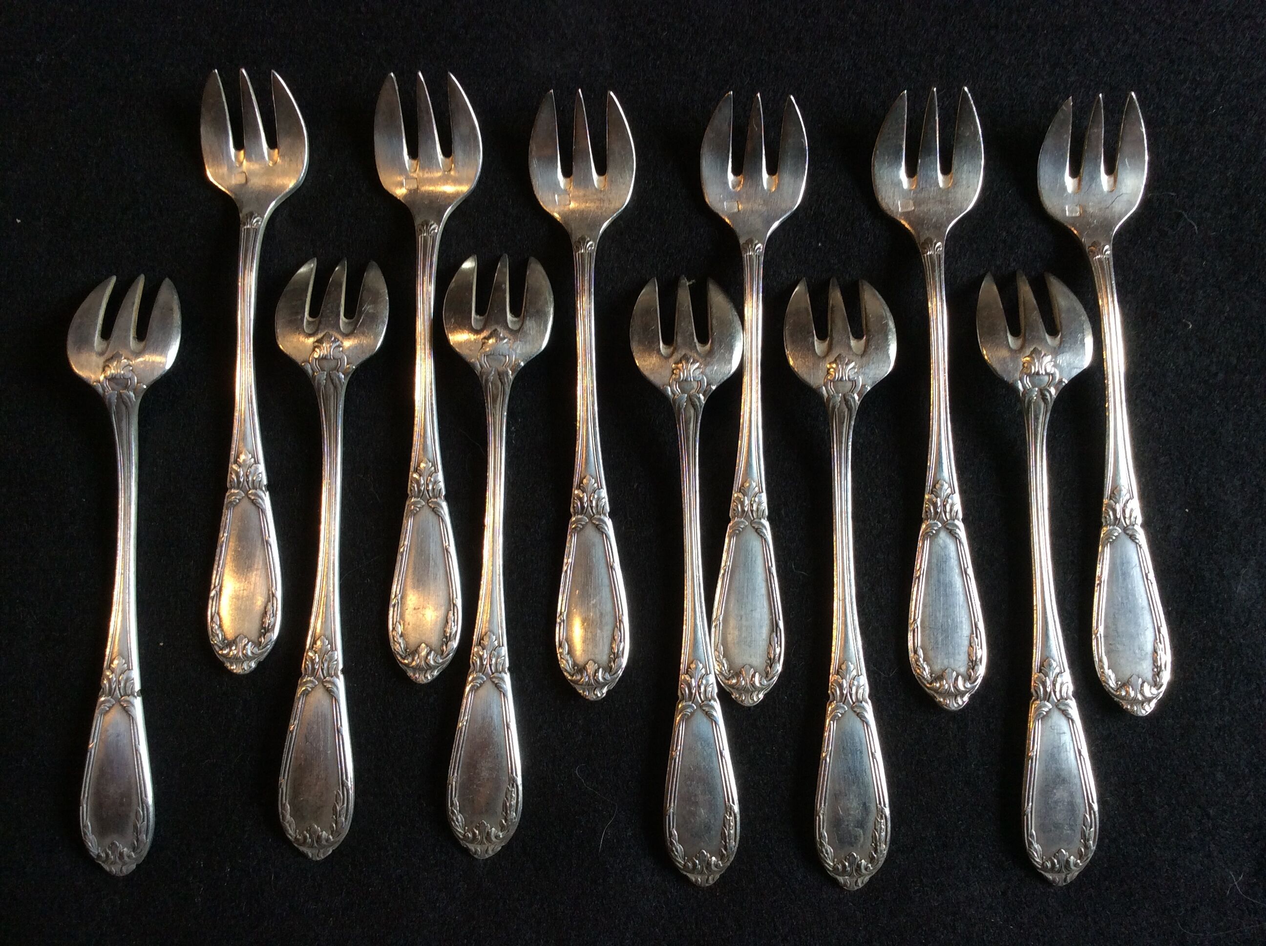 12 oyster forks & box