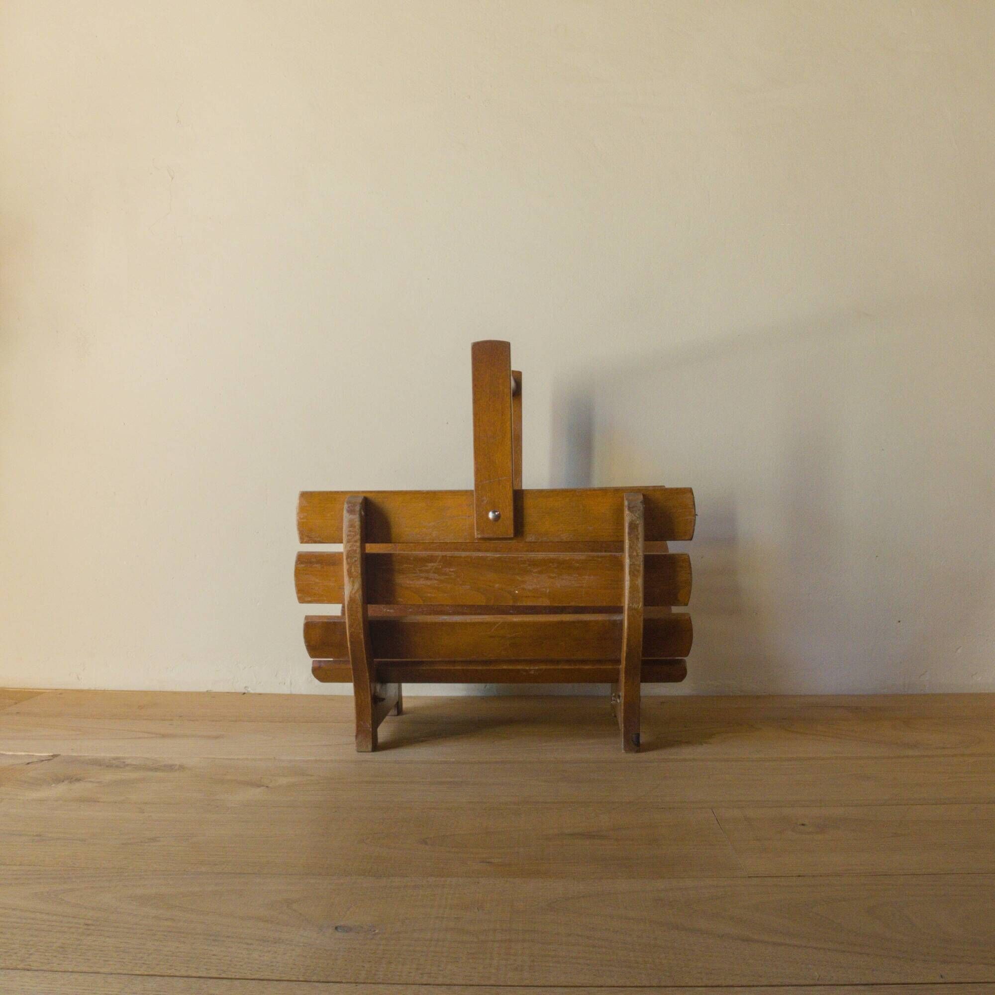 Porte-bûches vintage en bois à lattes courbes