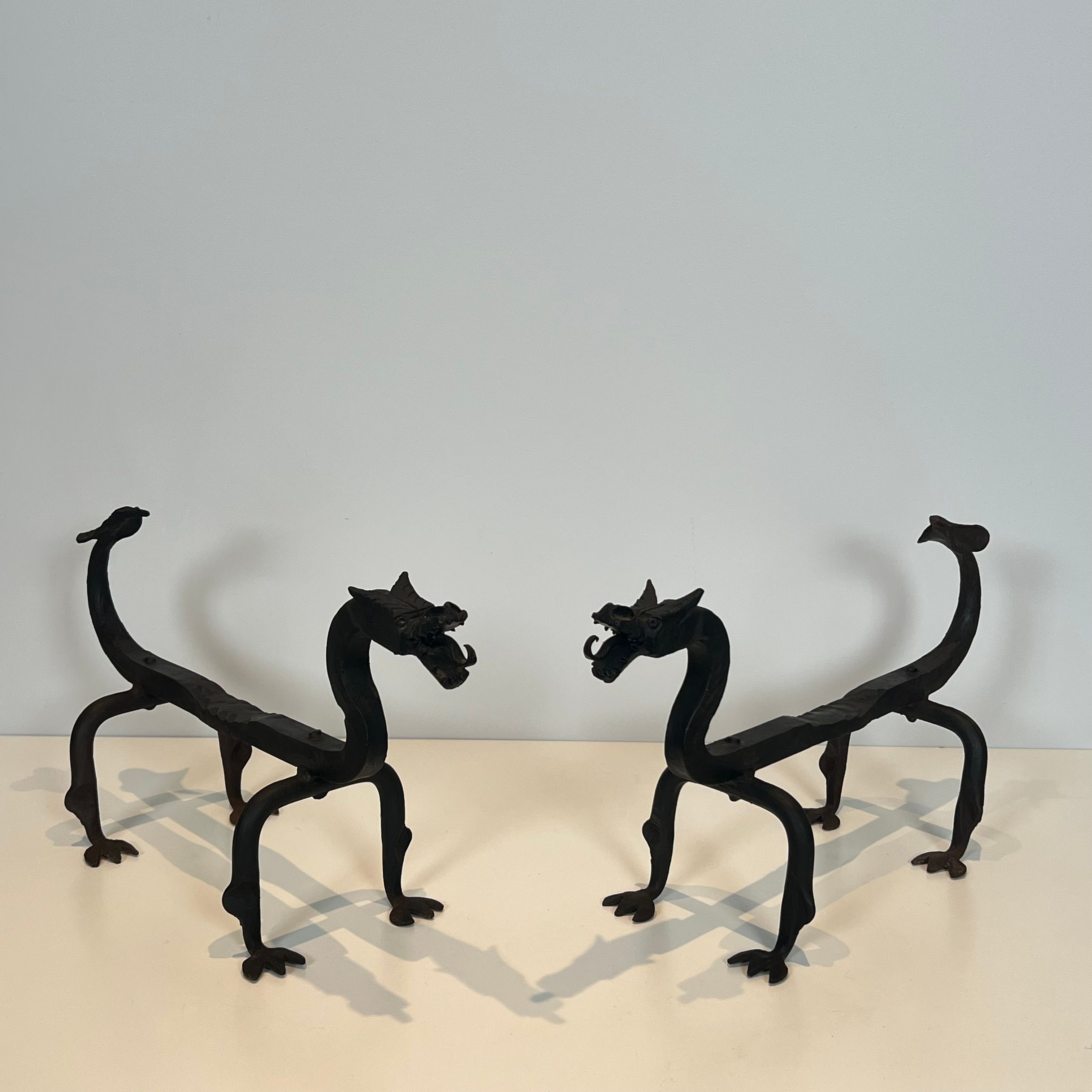 Paire de chenets aux dragons en fer forgé