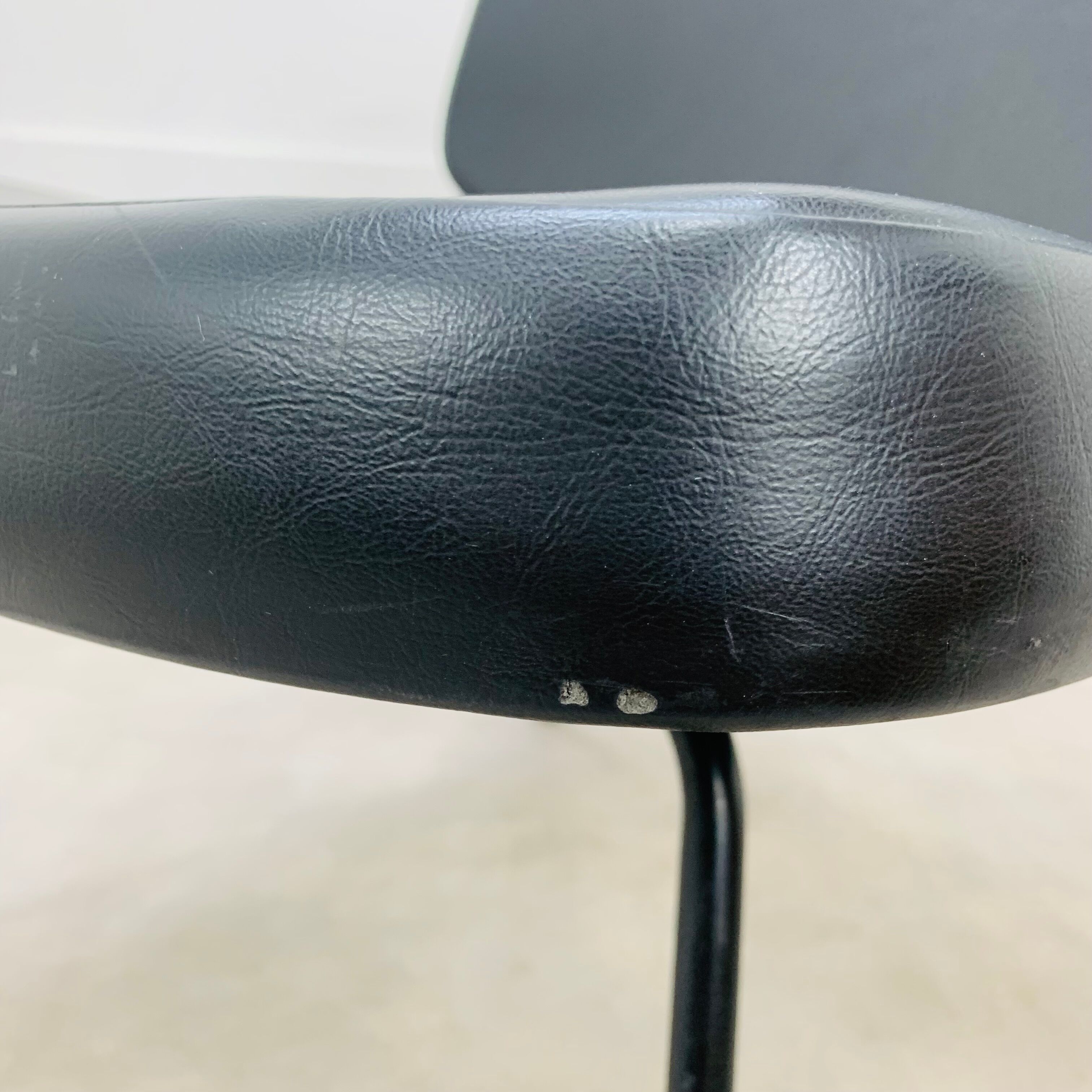 Chauffeuse CM190 Pierre Paulin pour Thonet