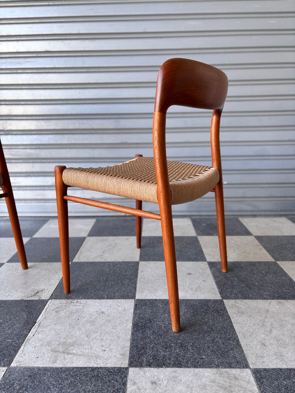 Série de 8 chaises Møller 75