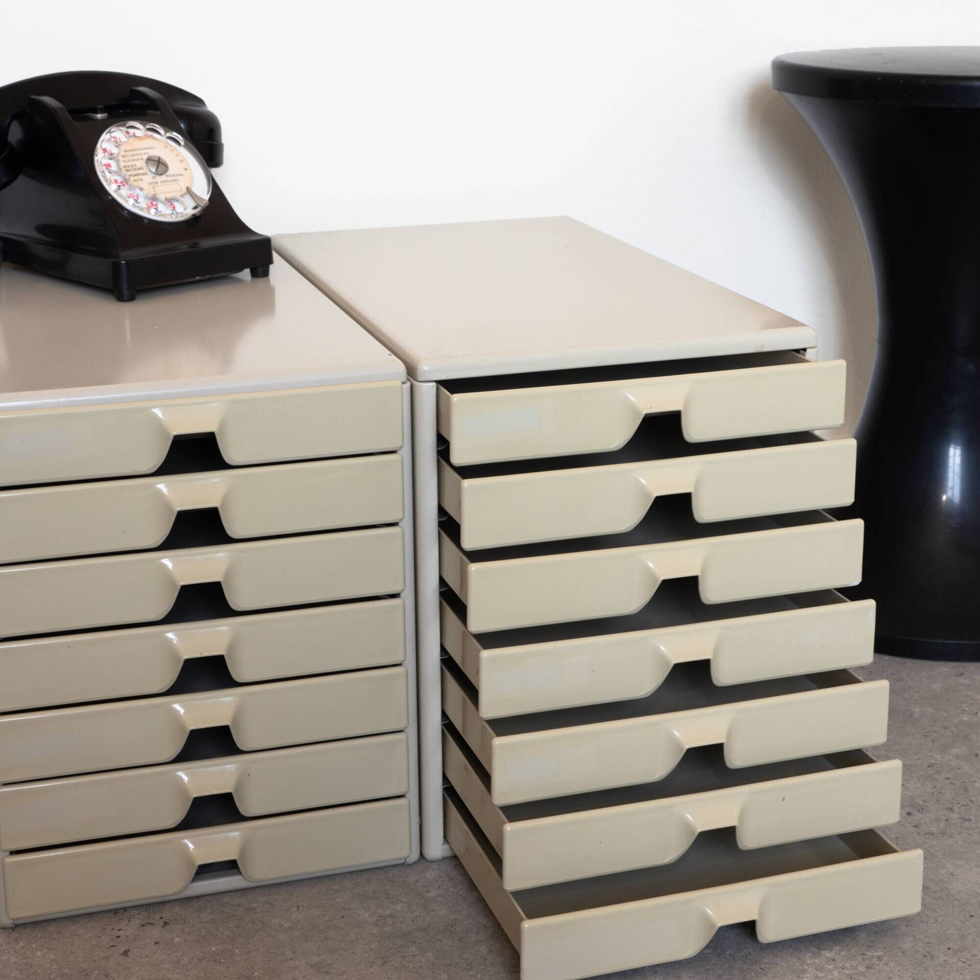 Set of 2 metal and plastic drawer lockers