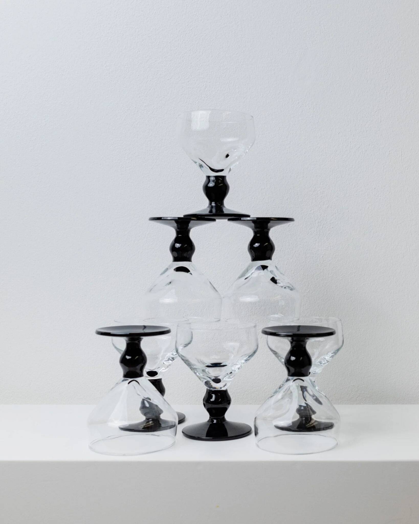 Huit verres à boire en verre noir et transparent – Style postmoderne Memphis, verrerie italienne vintage des années 1980