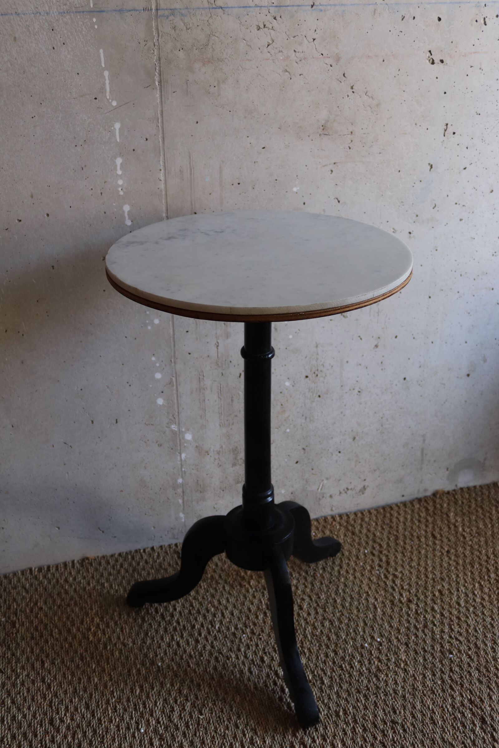 Gueridon in marble and wood