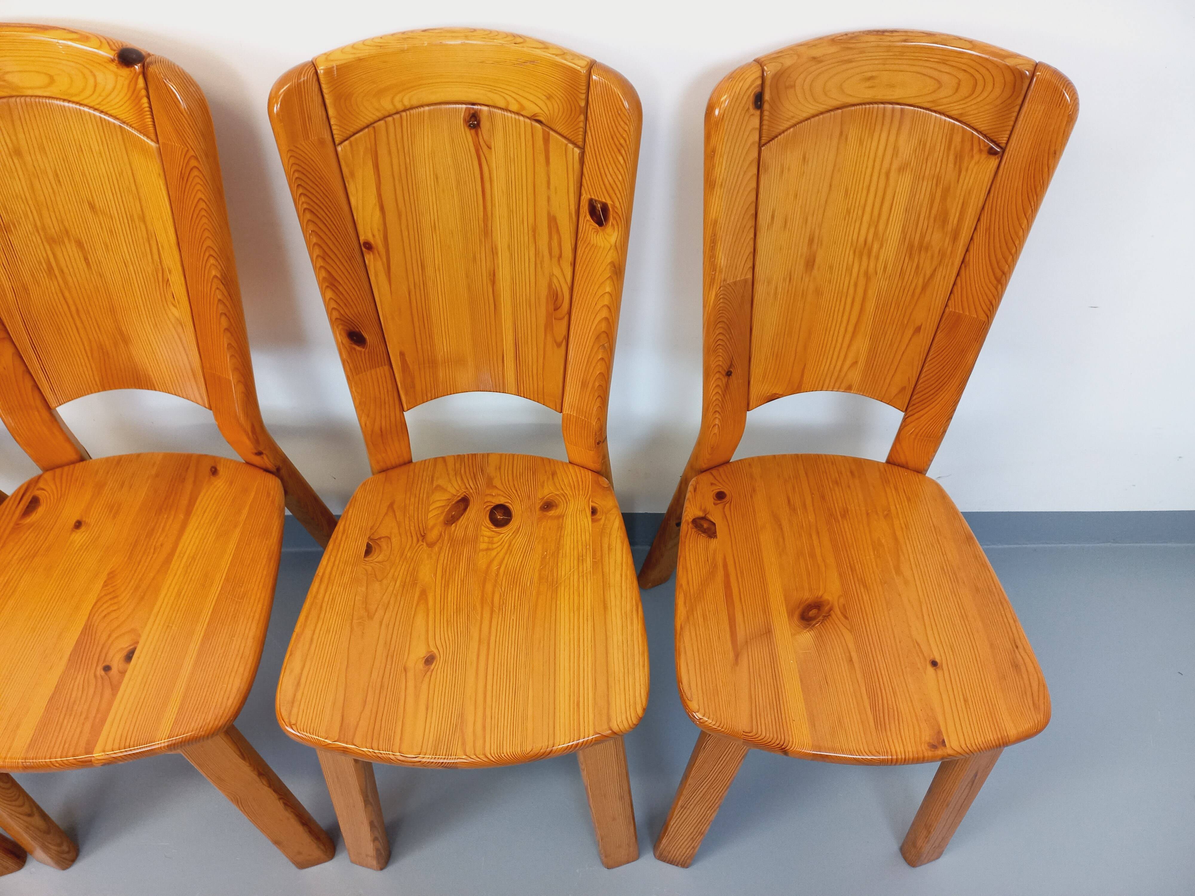 Set of 4 vintage chairs in pine from the 70s
