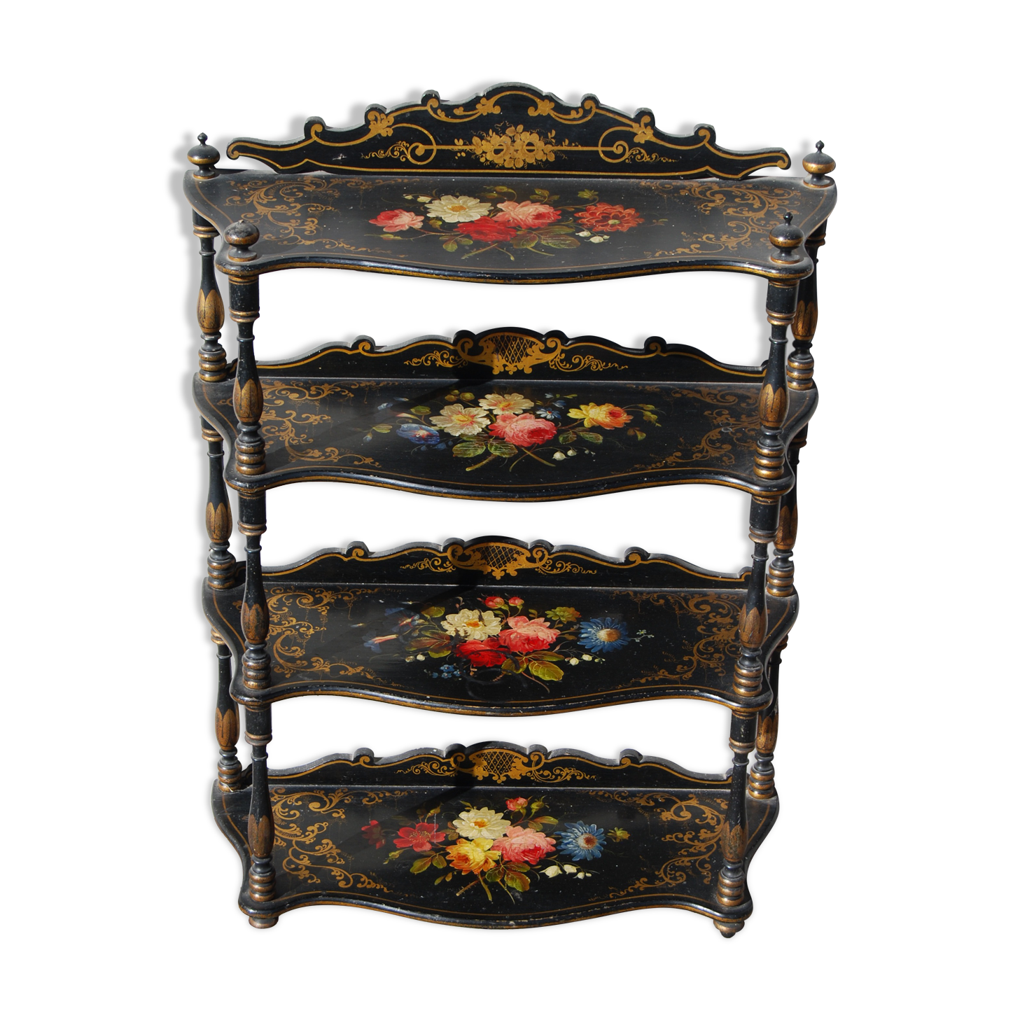 Étagère murale Napoléon III en bois noirci à décor de fleurs.
