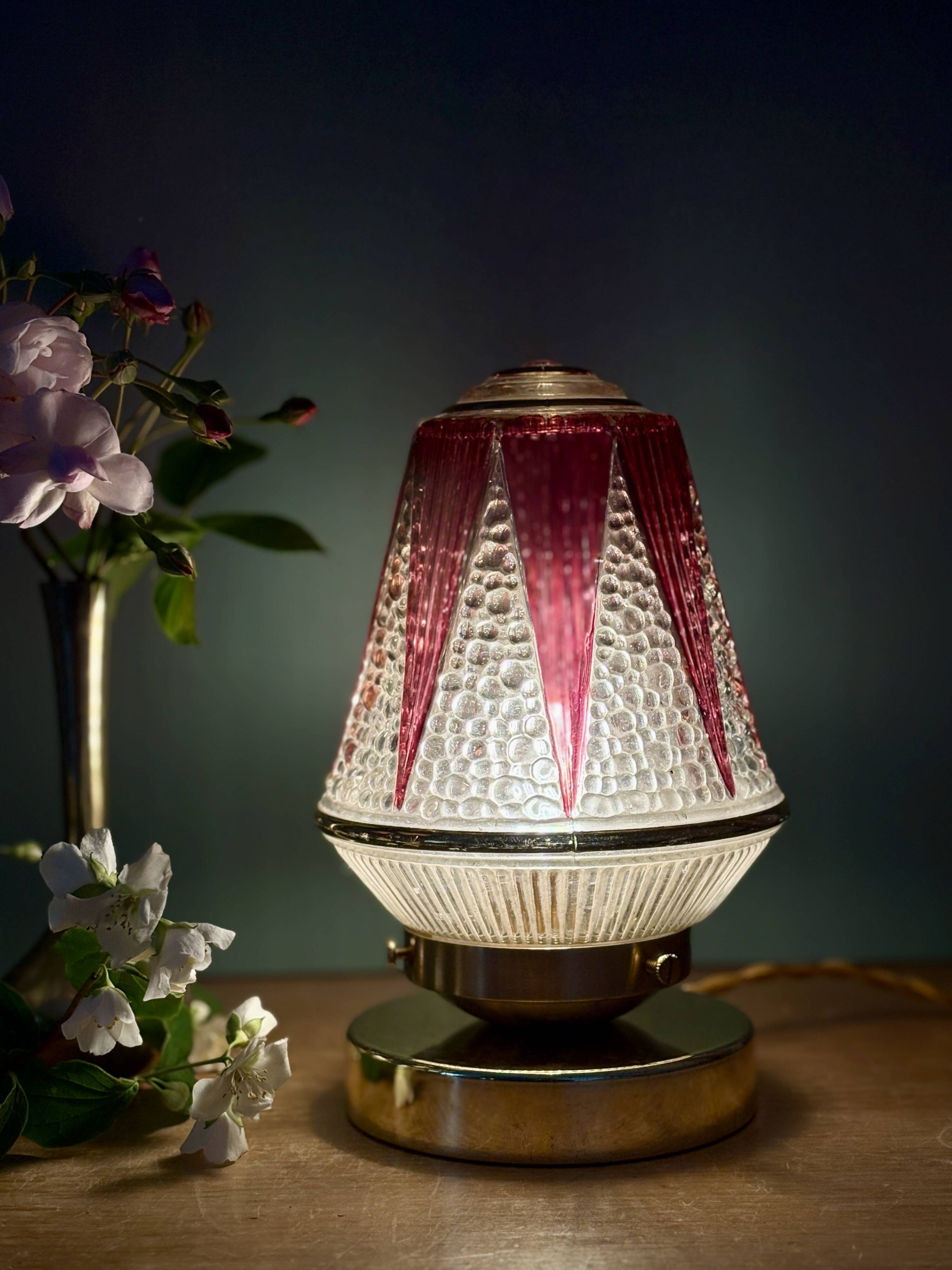 Vintage Art Deco globe table lamp in transparent and purple glass.