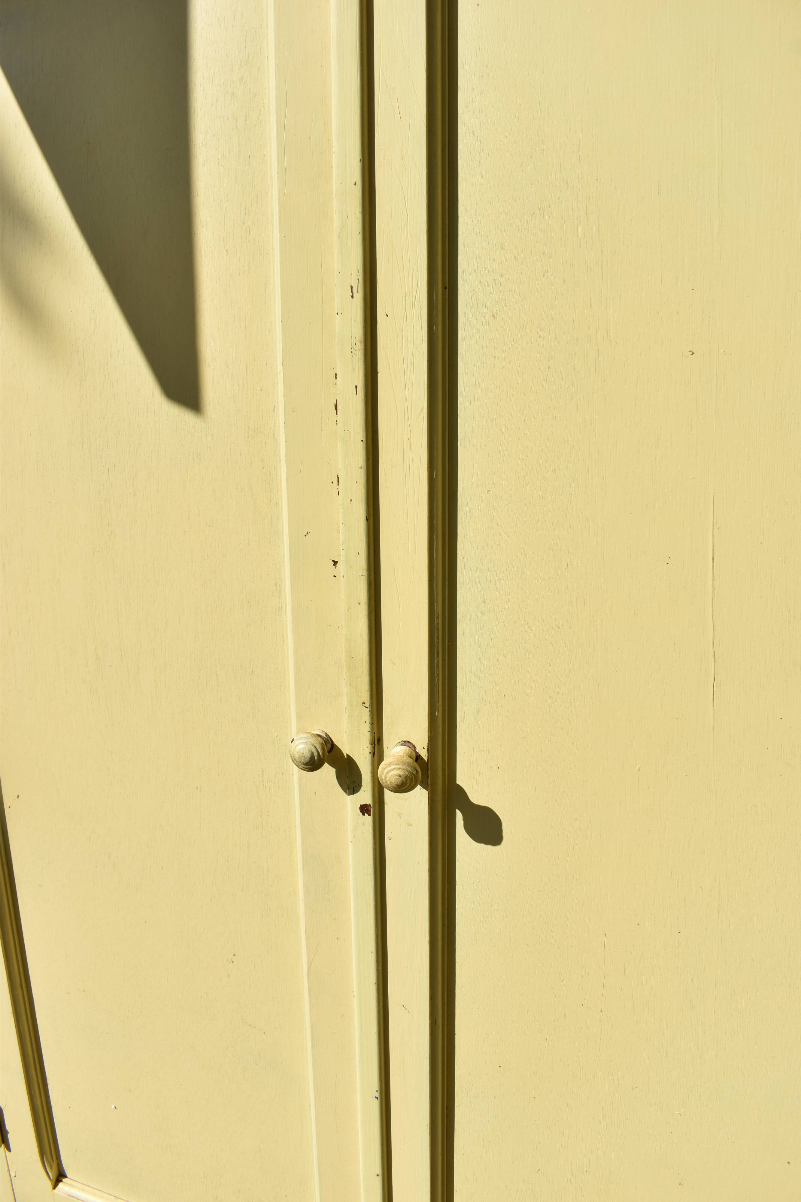 Armoire ancienne buffet jaune vintage parisien