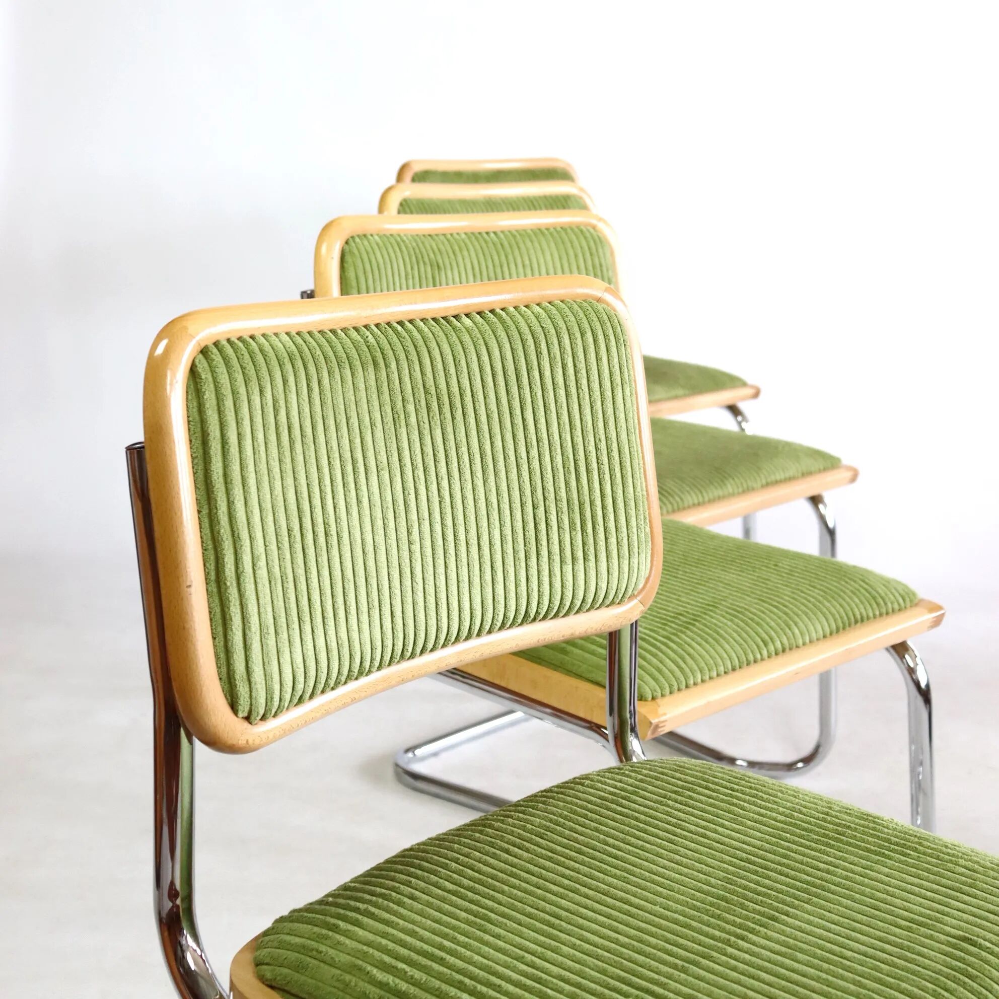 Série de quatre chaises B32