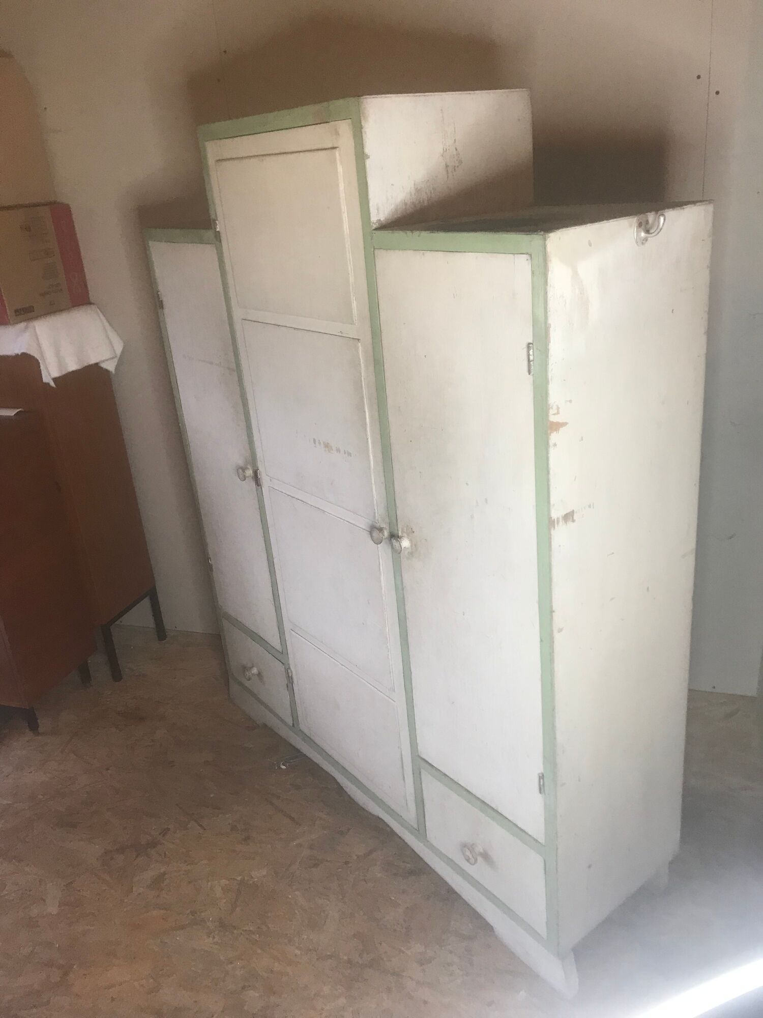 Armoire asymétrique art deco