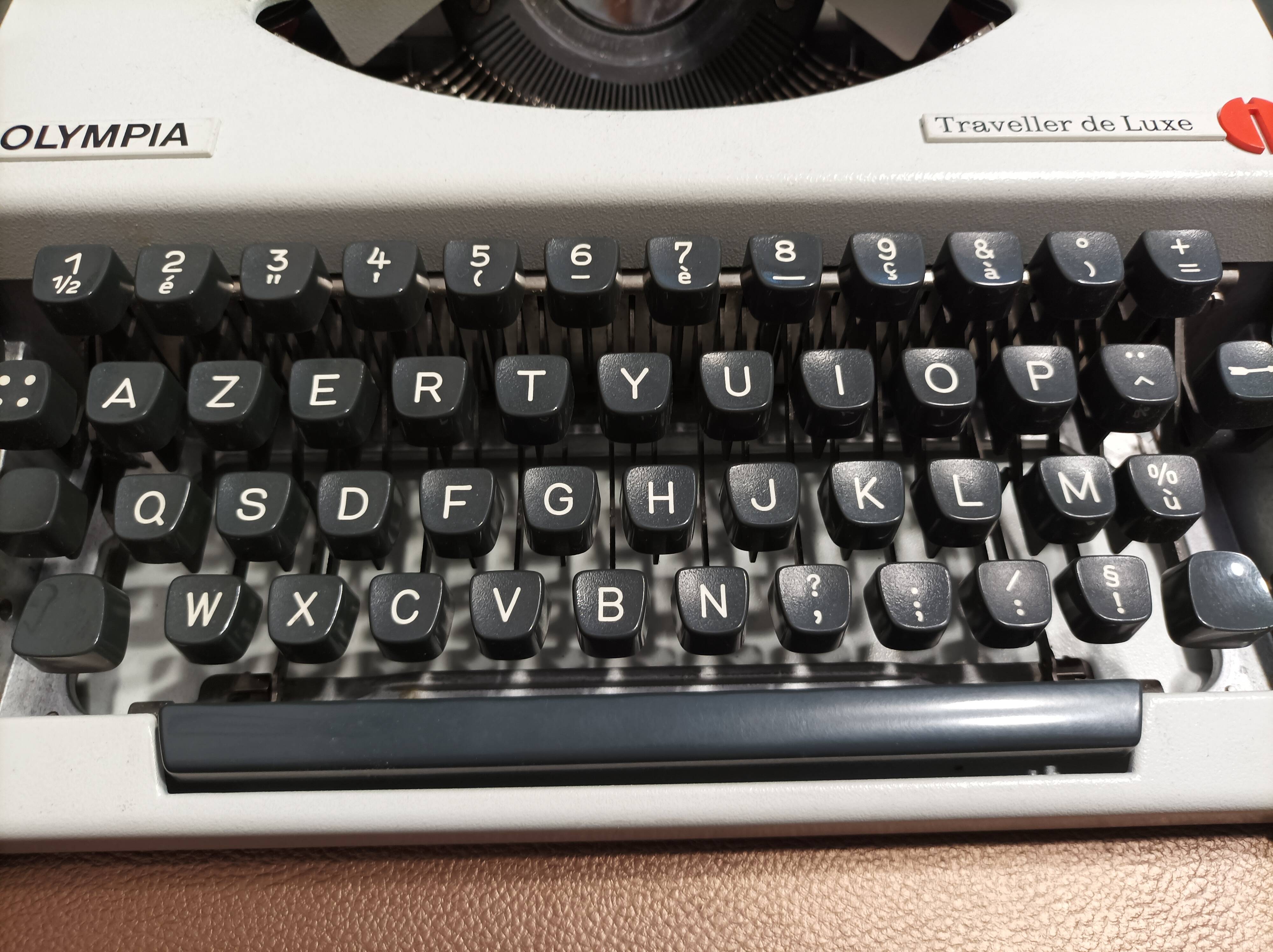 Olympia Traveler de Luxe white typewriter