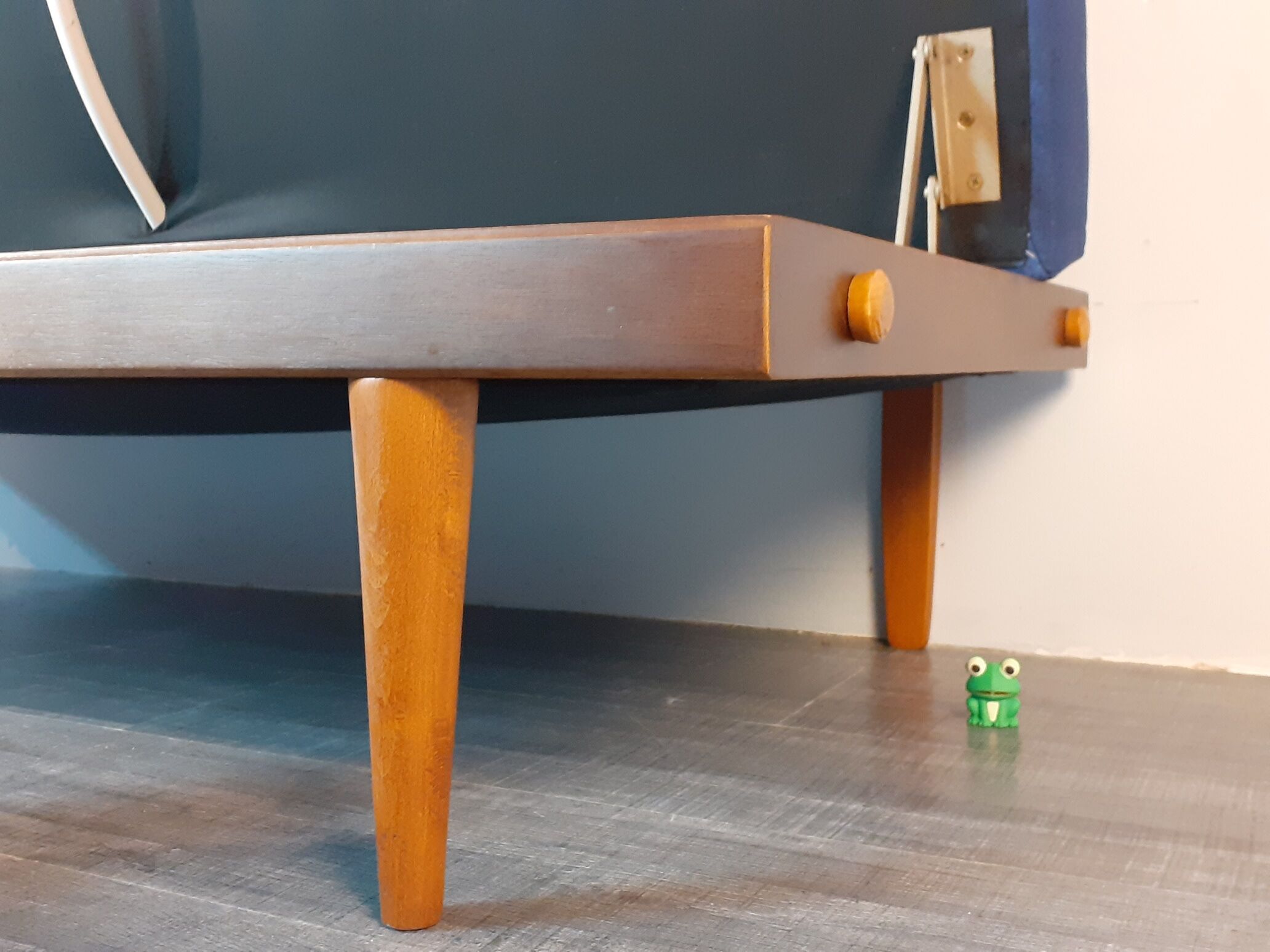 Norwegian daybed sofa by Ingmar Relling with tablet