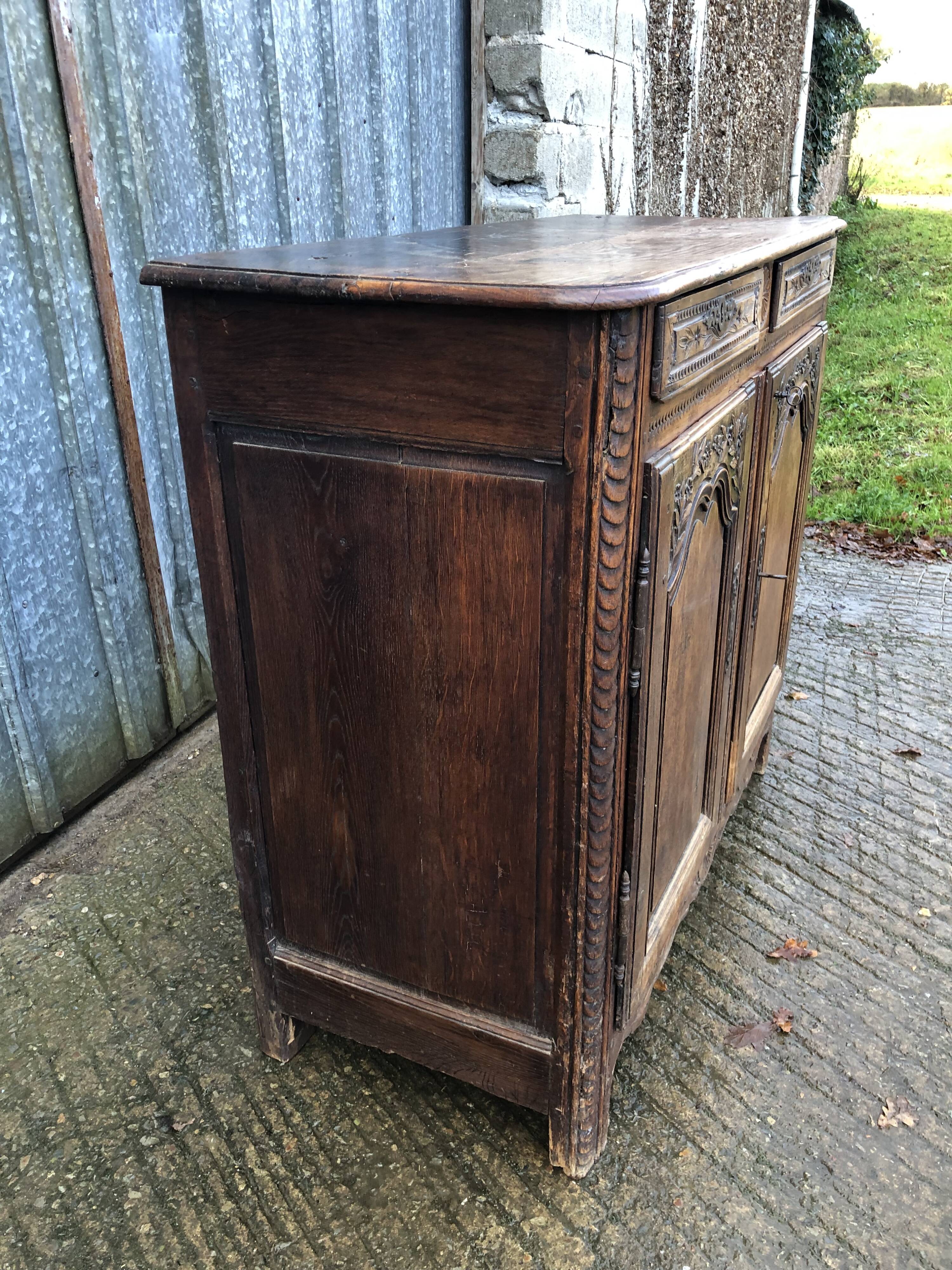 Buffet Louis XV ancien en chêne massif à 2 tiroirs et 2 portes