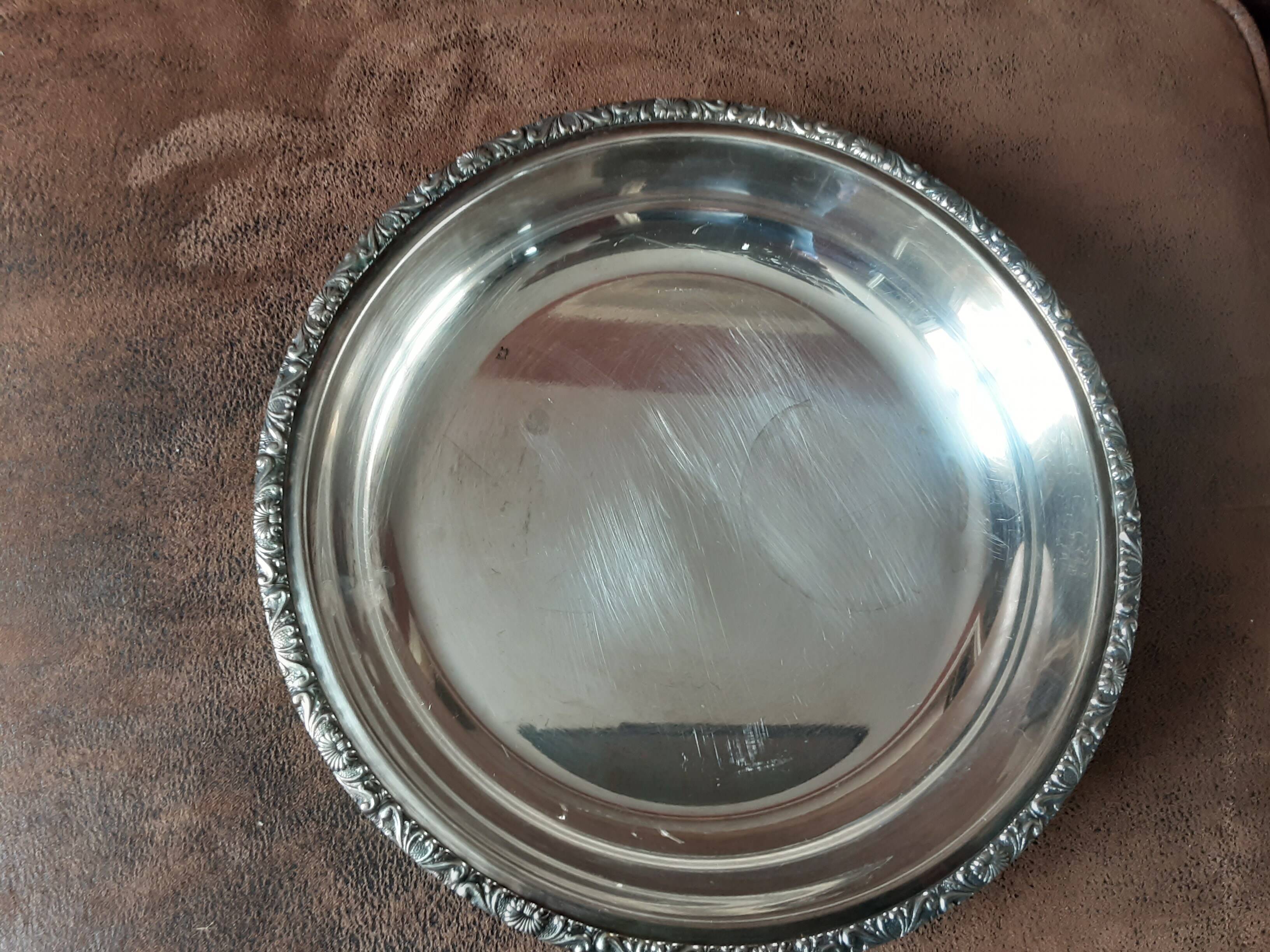 Hollow round silver metal dish