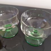 2 coupes à champagne facettées à pieds vert, années 30