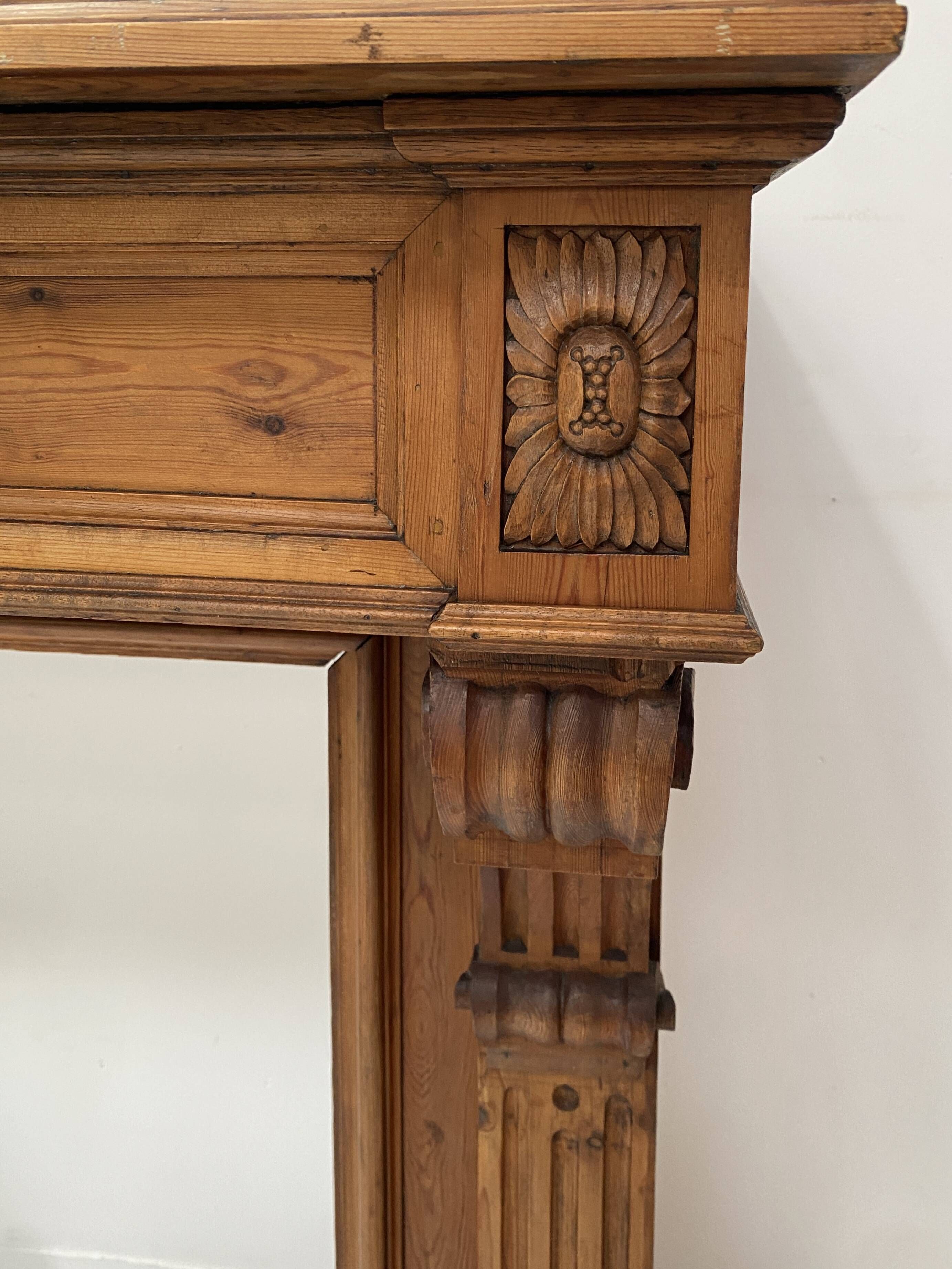 Louis XVI style fireplace in solid fir, 19th century.