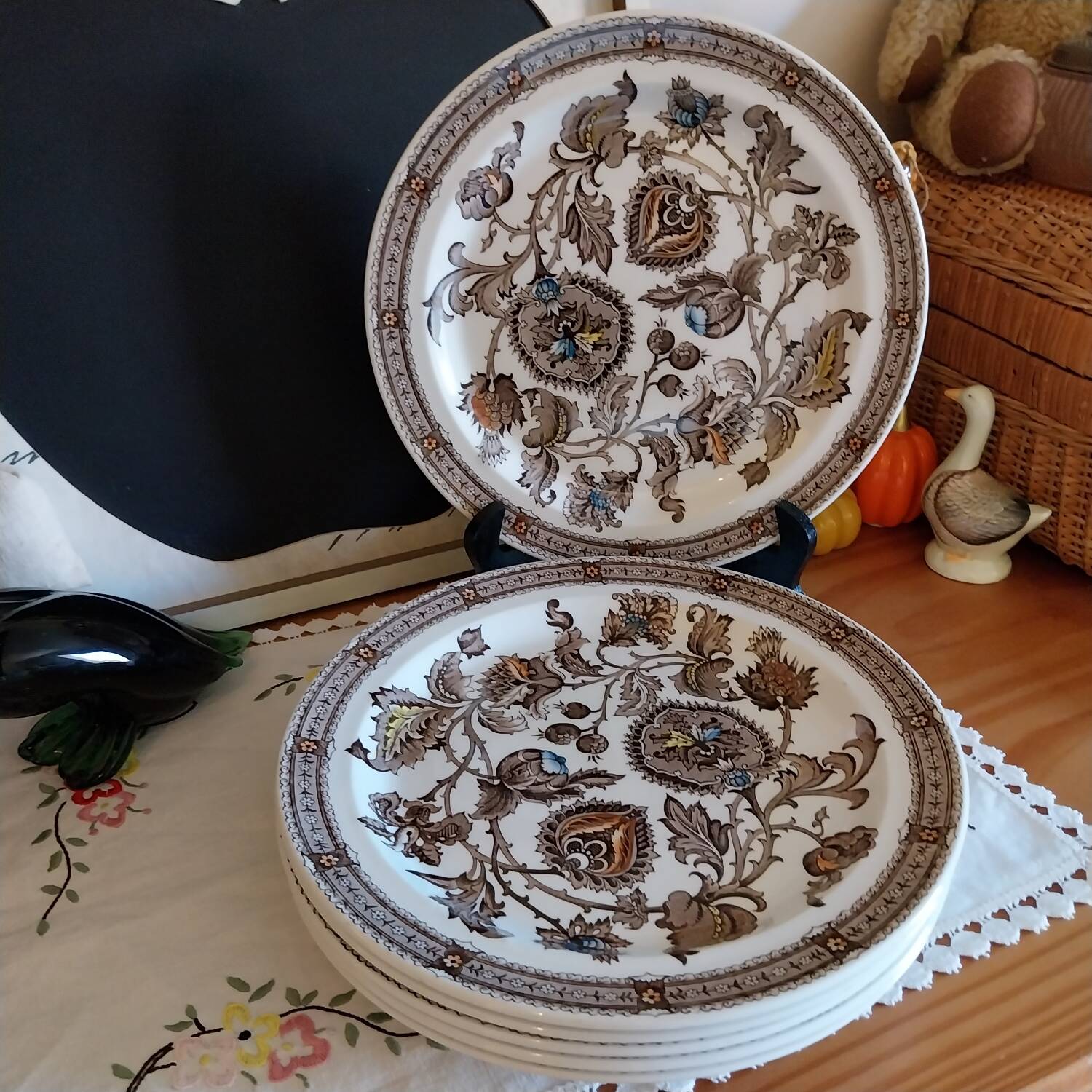Ridgway Jacobean pattern English dinner plates